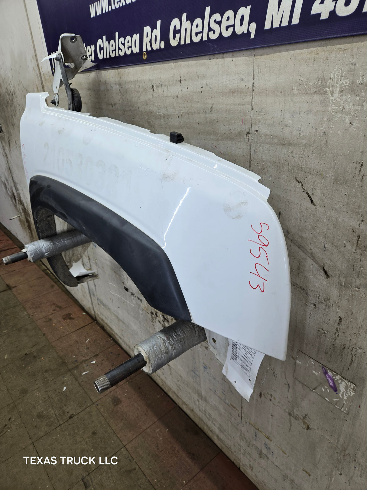 2003-2007 Chevrolet Silverado / Tahoe / Suburban 1500 2500 3500 HD RH Passenger Side "Cateye" Front Fender - Summit White