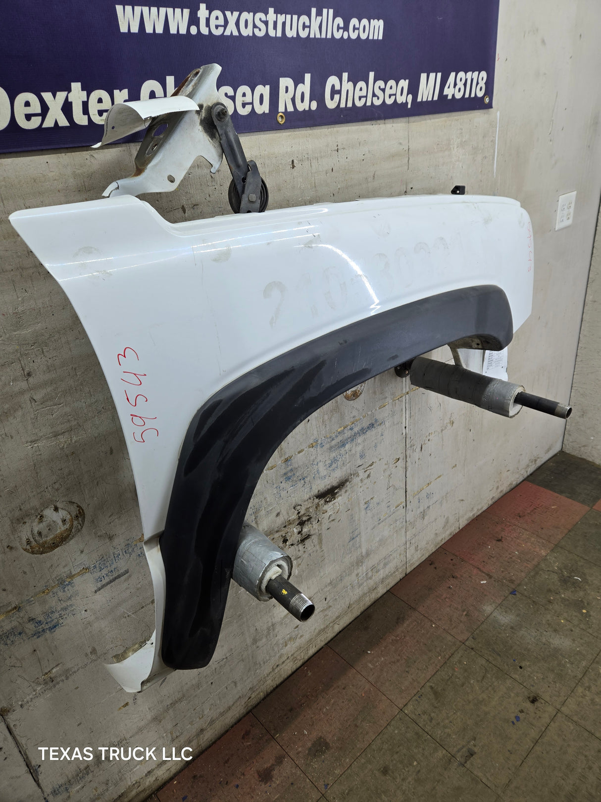 2003-2007 Chevrolet Silverado / Tahoe / Suburban 1500 2500 3500 HD RH Passenger Side "Cateye" Front Fender - Summit White