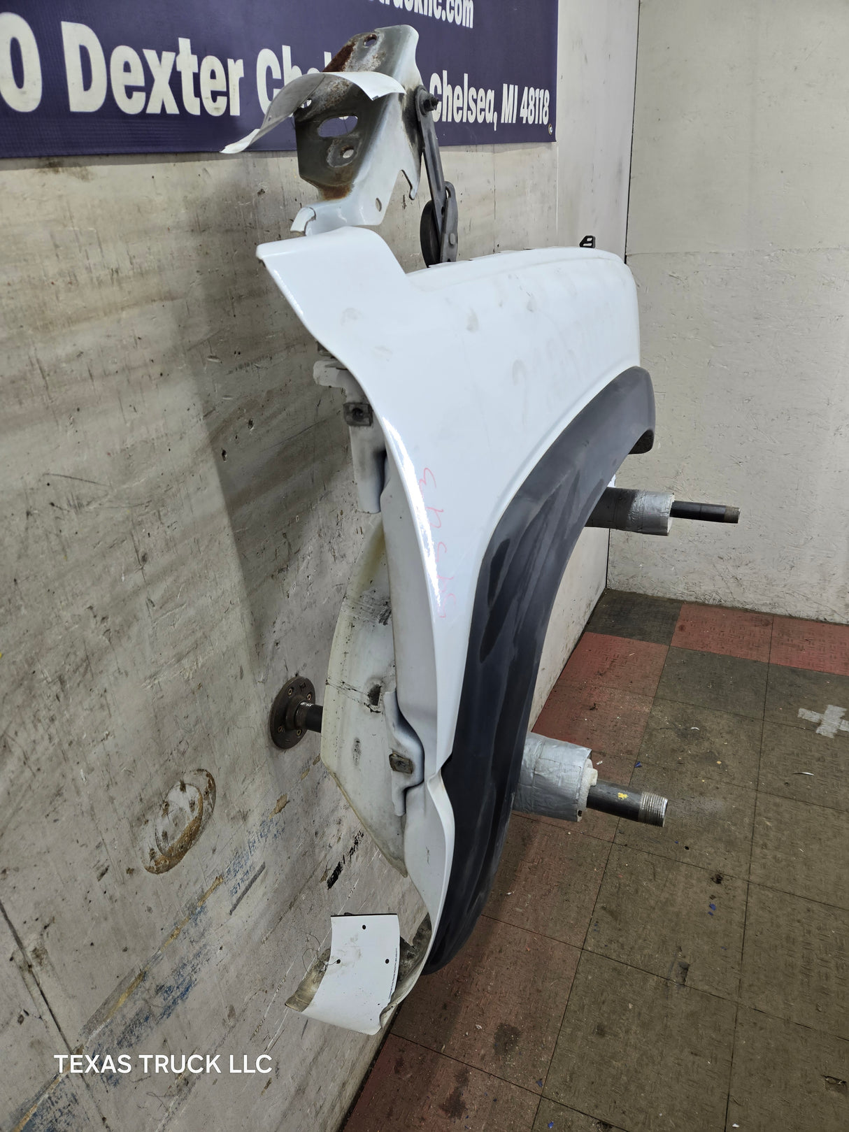 2003-2007 Chevrolet Silverado / Tahoe / Suburban 1500 2500 3500 HD RH Passenger Side "Cateye" Front Fender - Summit White
