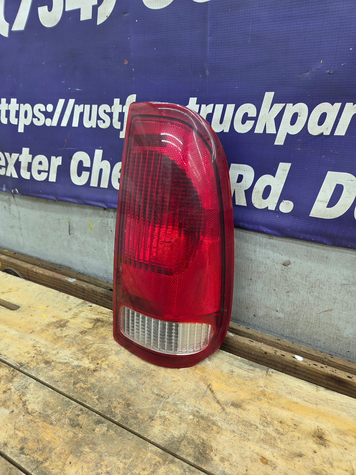 1999-2007 Ford Super Duty Passenger Side Tail Light F250 F350 F450 F550