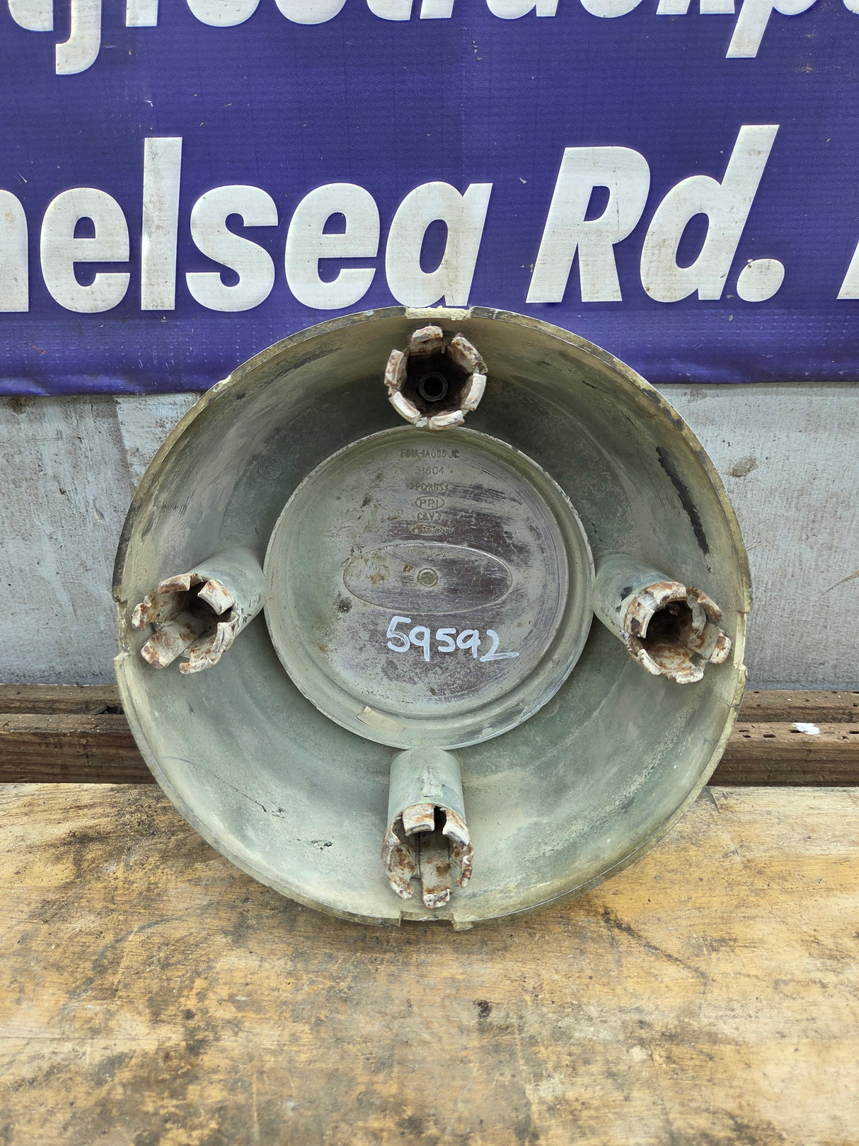1999-2004 Ford Super Duty Rear Dually Hub Cap Center Cap F81A-1A096-JC F350 DRW 8 Lug