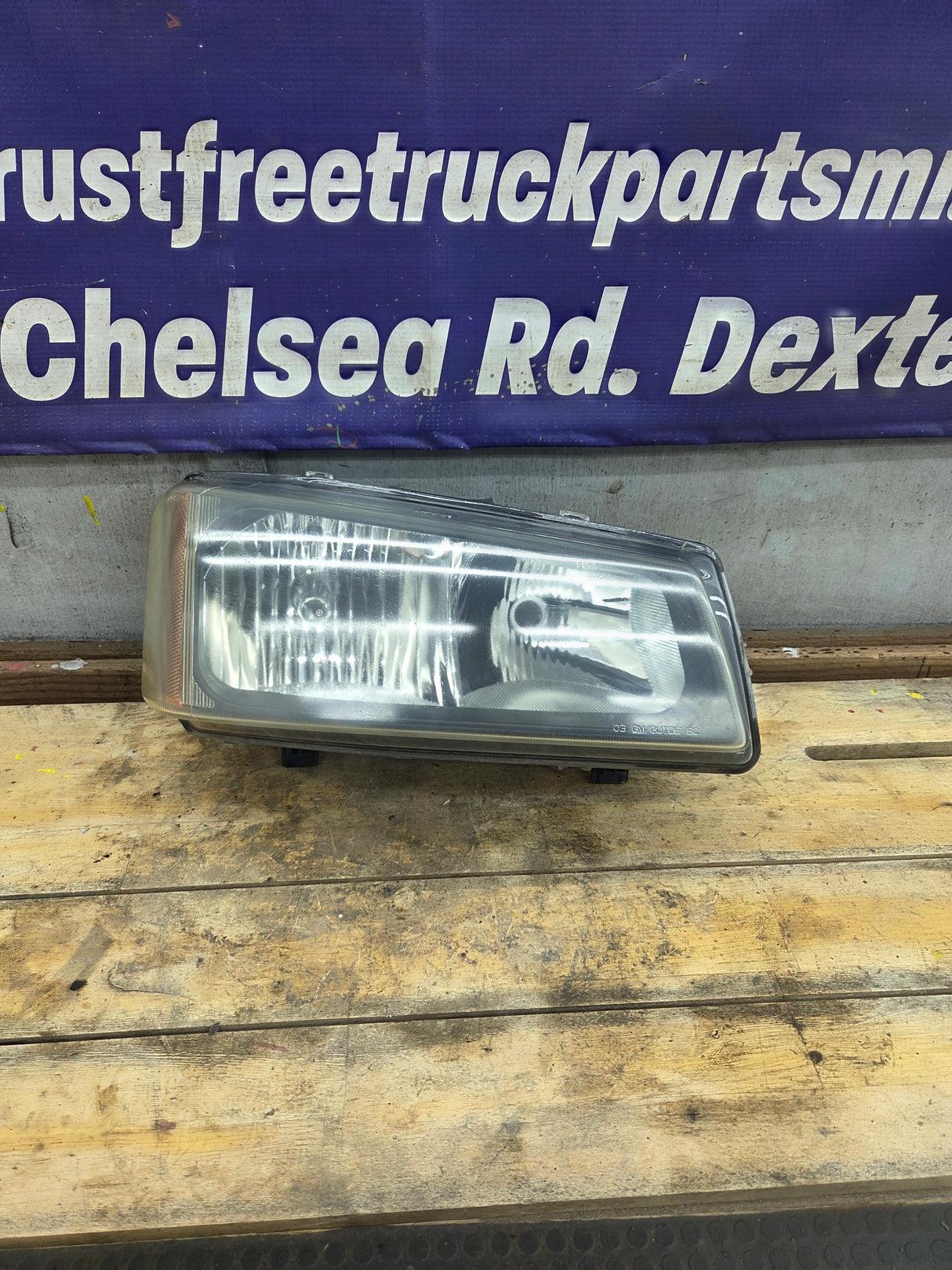 2003-2007 Chevrolet Silverado RH Passenger Side Headlight Assembly - 10396912