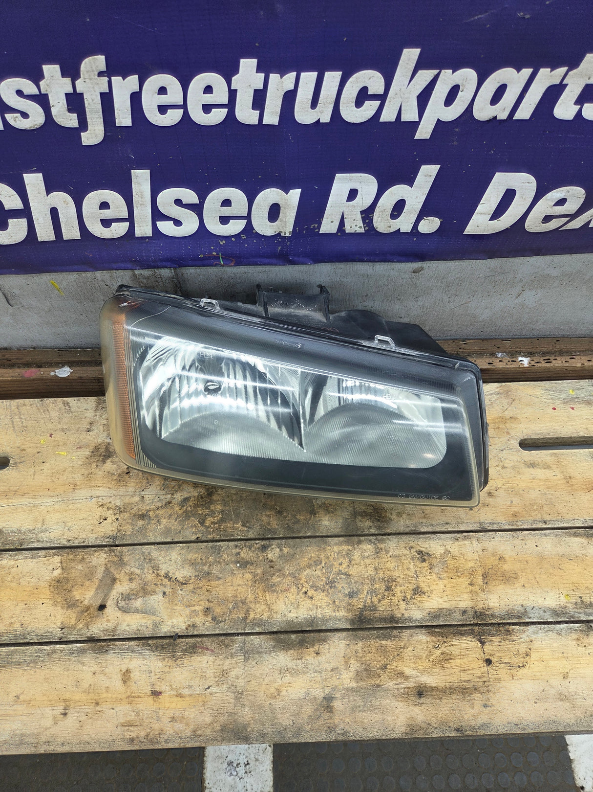 2003-2007 Chevrolet Silverado RH Passenger Side Headlight Assembly - 10396912