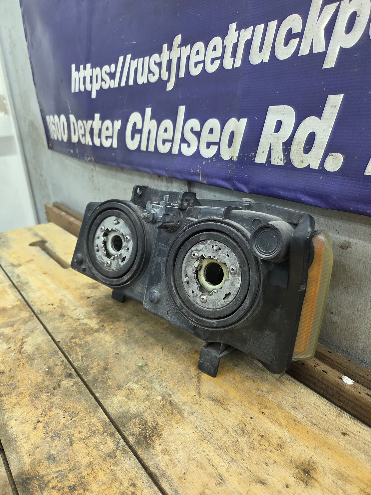 2003-2007 Chevrolet Silverado RH Passenger Side Headlight Assembly - 10396912