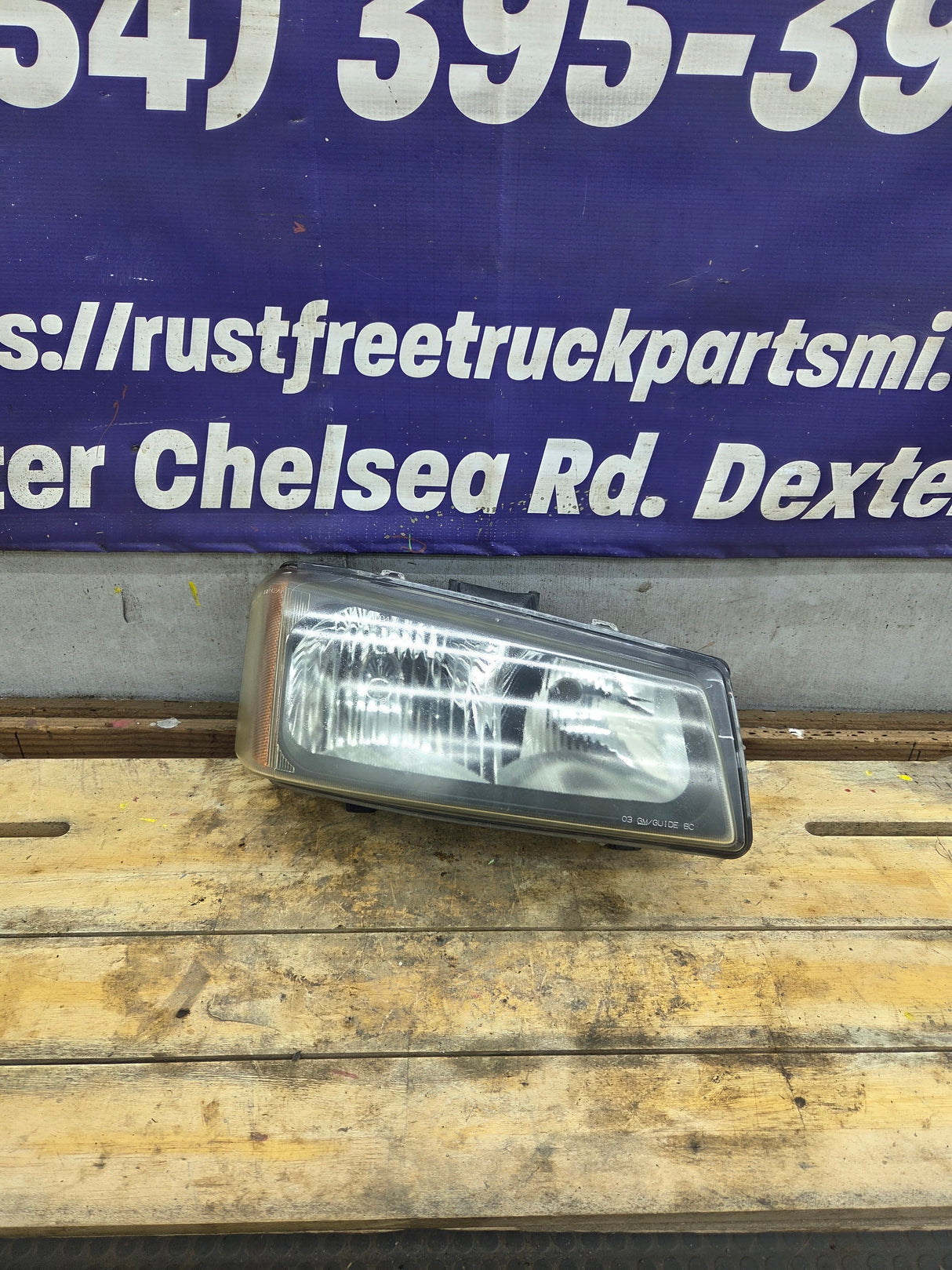 2003-2007 Chevrolet Silverado RH Passenger Side Headlight Assembly - 10396912