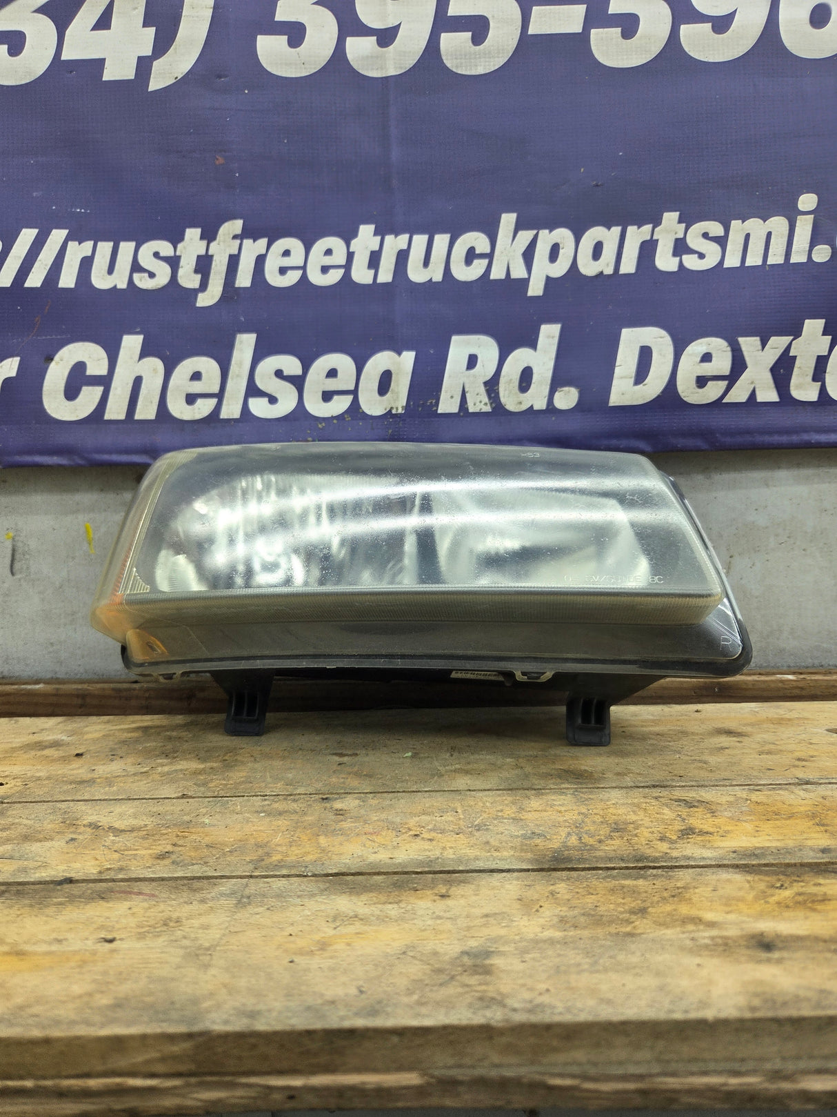 2003-2007 Chevrolet Silverado RH Passenger Side Headlight Assembly - 10396912
