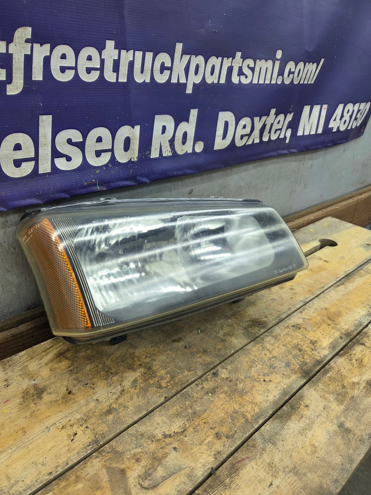 2003-2007 Chevrolet Silverado RH Passenger Side Headlight Assembly - 10396912