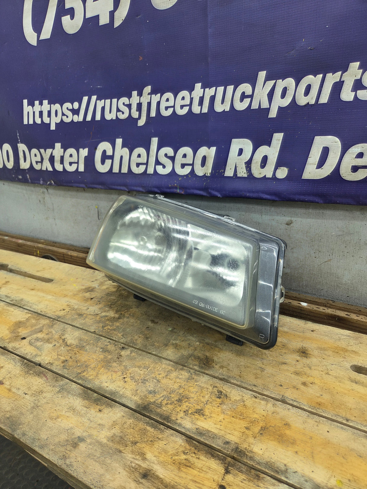 2003-2007 Chevrolet Silverado RH Passenger Side Headlight Assembly - 10396912
