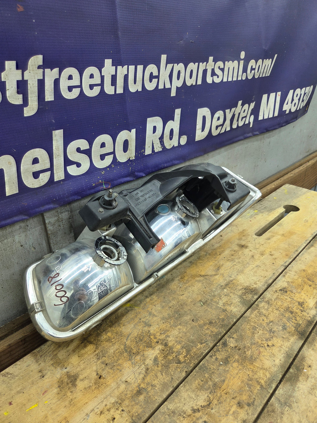 1999-2002 Chevrolet Silverado RH Passenger Side Headlight Assembly -16526134