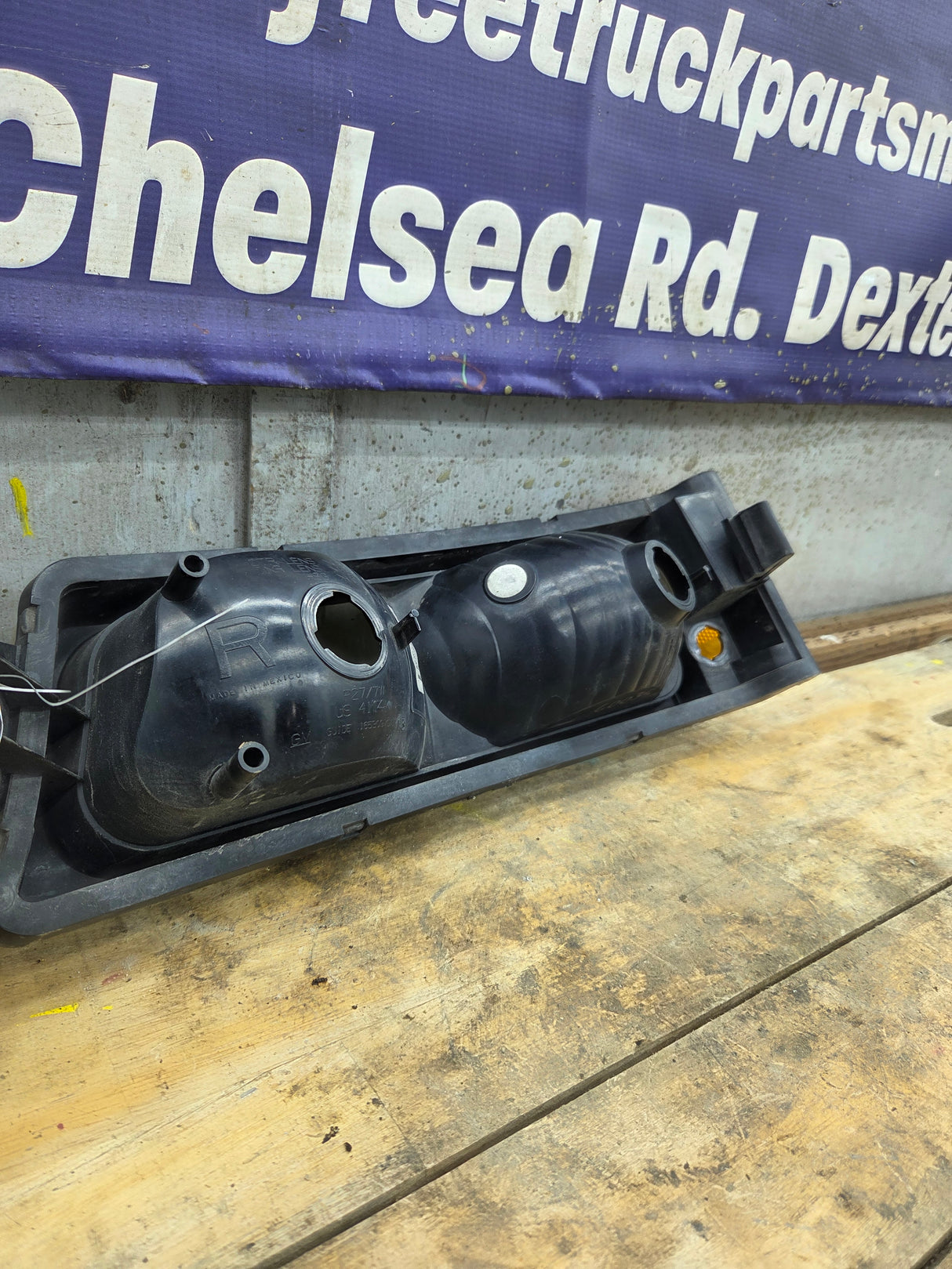 2003-2007 Chevrolet Silverado RH Passenger Side Marker / Turn Signal - 15199557