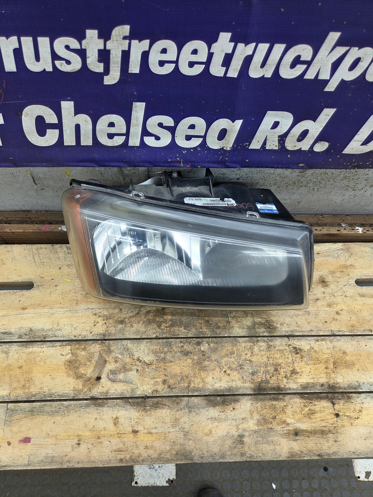 2003-2007 Chevrolet Silverado RH Passenger Side Headlight Assembly - 10396912