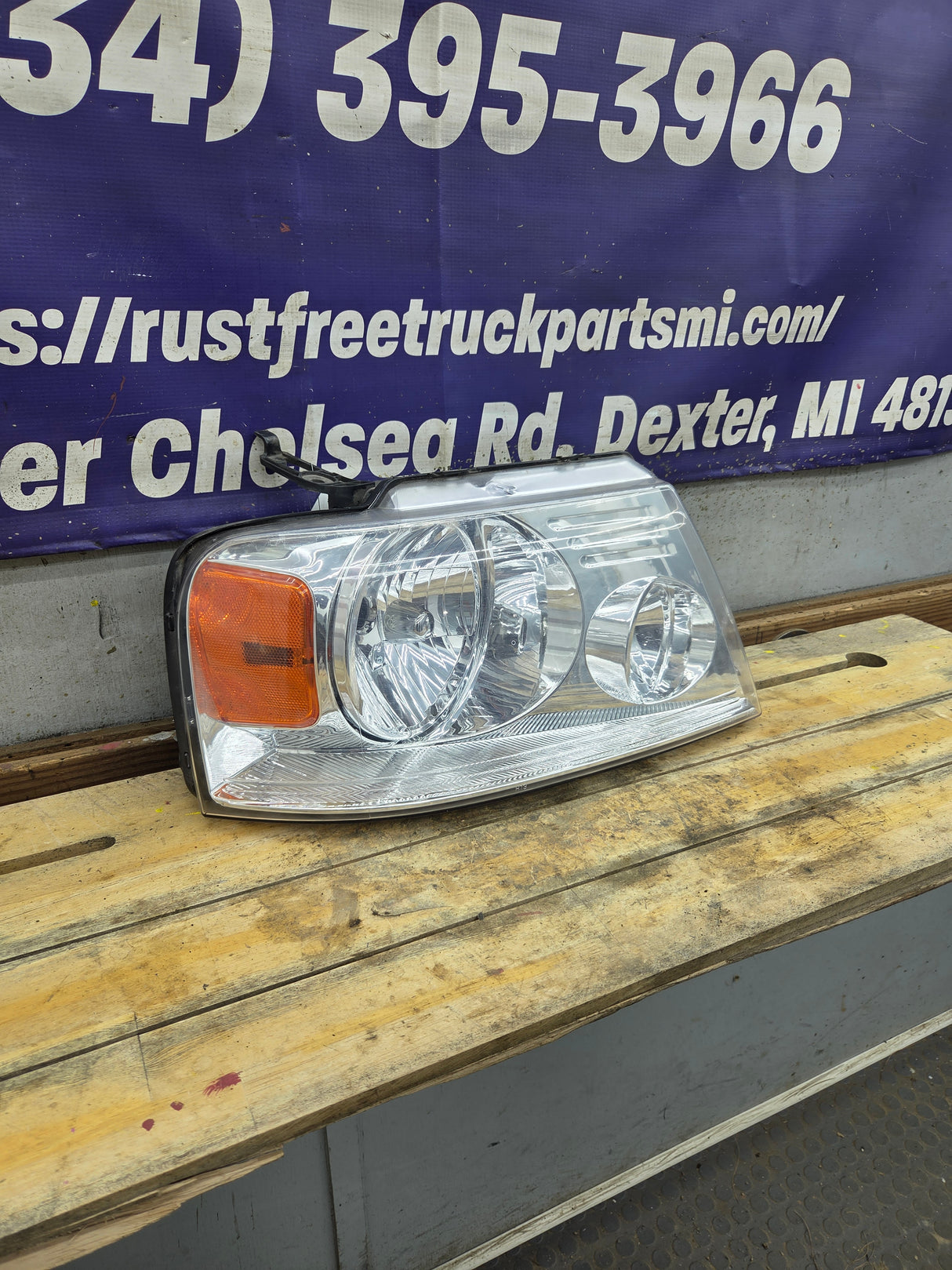 2004-2008 Ford F150 RH Passenger Side Headlight Halogen -7L3Z13008FA
