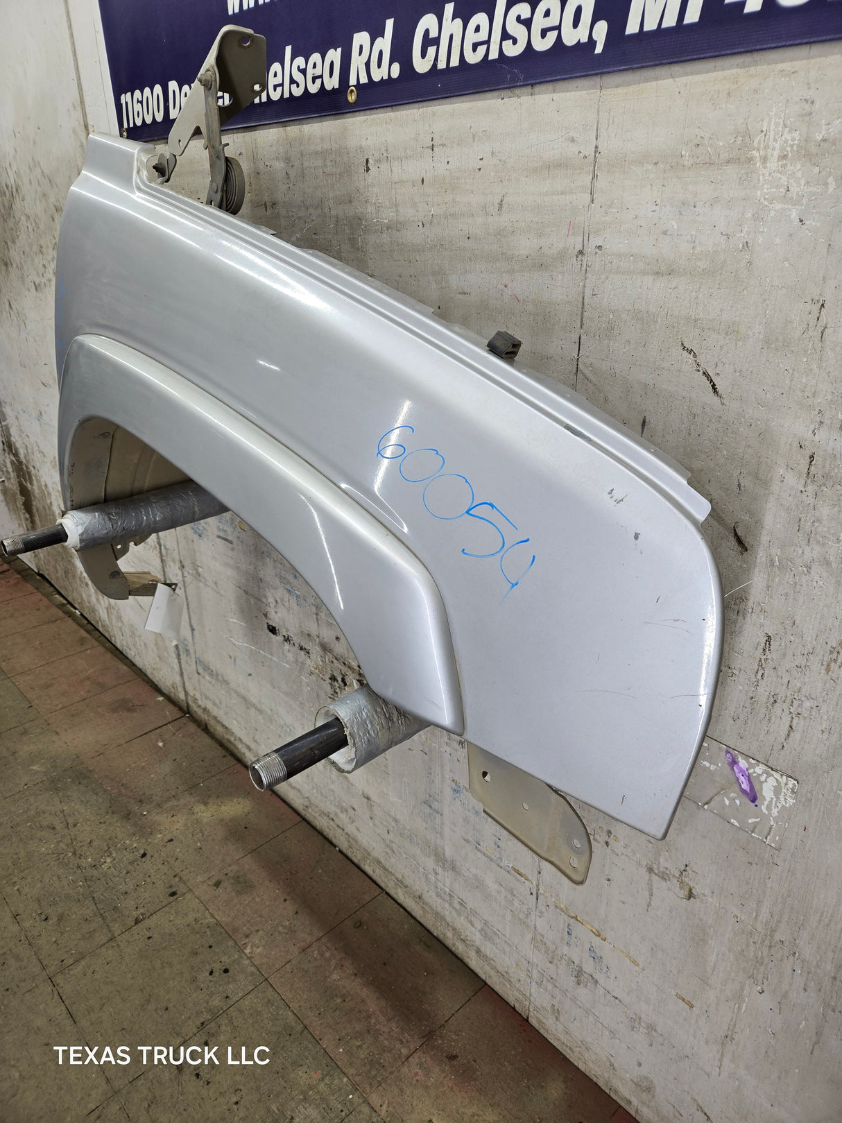 2003-2007 Chevrolet Silverado / Tahoe / Suburban 1500 2500 3500 HD RH Passenger Side "Cateye" Front Fender - Summit White