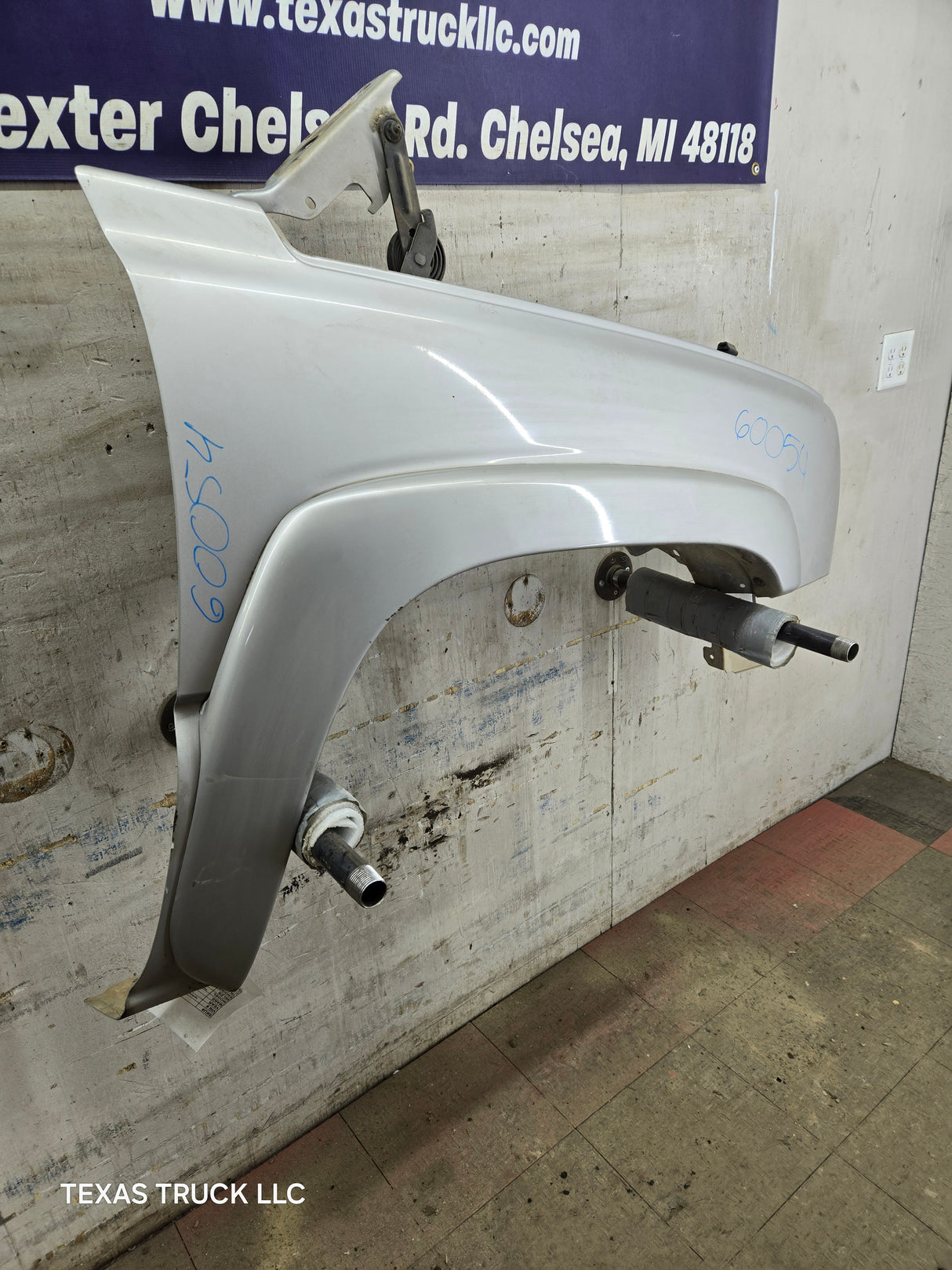 2003-2007 Chevrolet Silverado / Tahoe / Suburban 1500 2500 3500 HD RH Passenger Side "Cateye" Front Fender - Summit White
