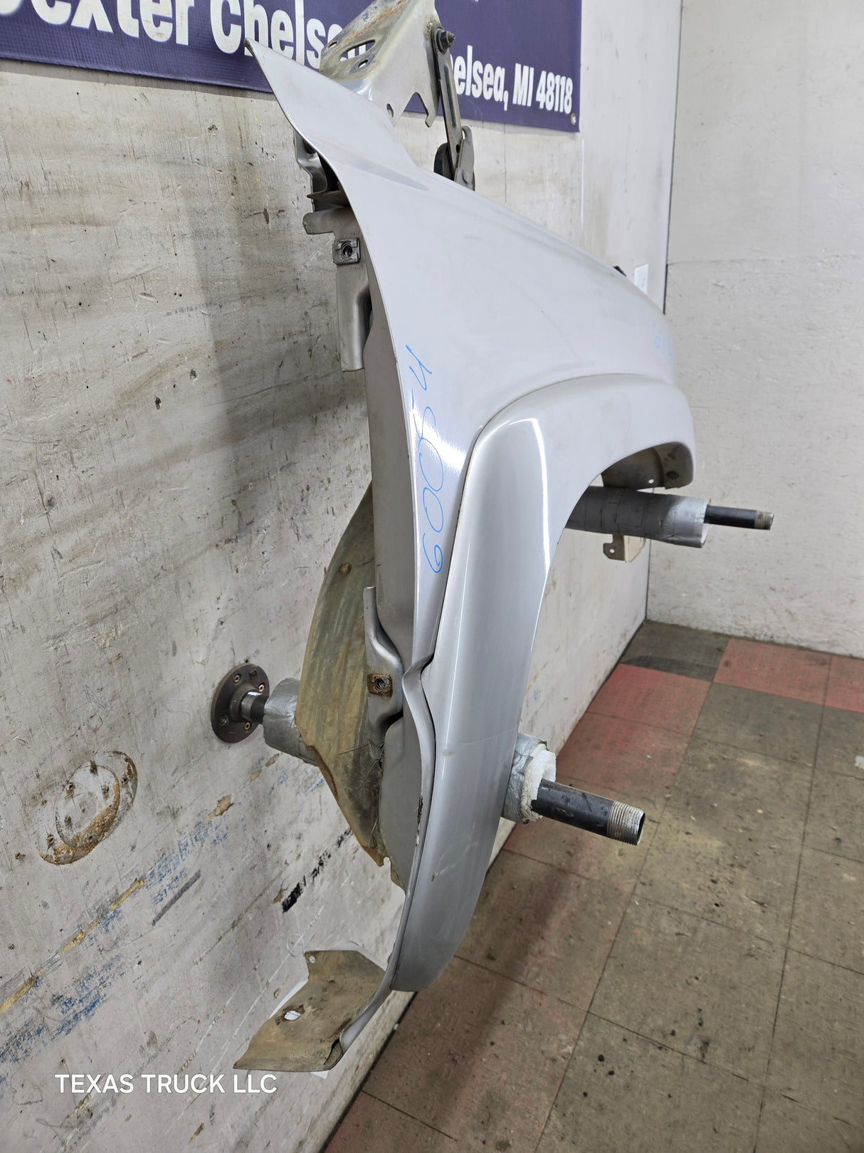 2003-2007 Chevrolet Silverado / Tahoe / Suburban 1500 2500 3500 HD RH Passenger Side "Cateye" Front Fender - Summit White