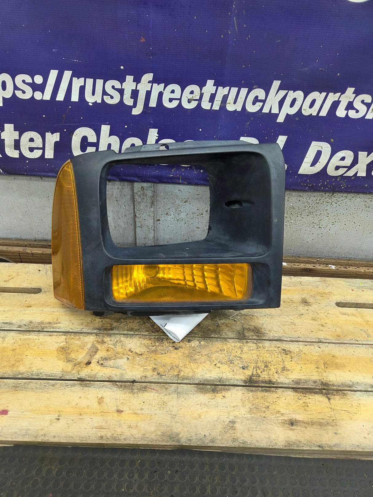 2005-2007 Ford Super Duty F250 F350 F450 F550 RH Right Passenger Headlight Bezel Park Lamp Signal Corner Light 5C34-13B220-A