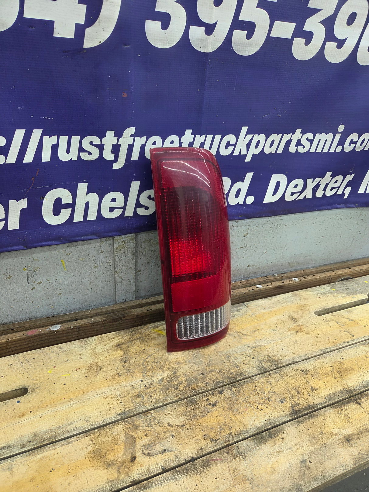 1999-2007 Ford Super Duty Passenger Side Tail Light F250 F350 F450 F550