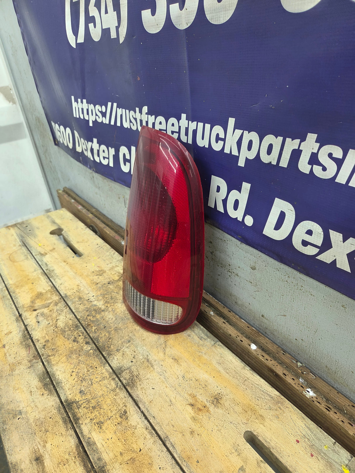 1999-2007 Ford Super Duty Passenger Side Tail Light F250 F350 F450 F550