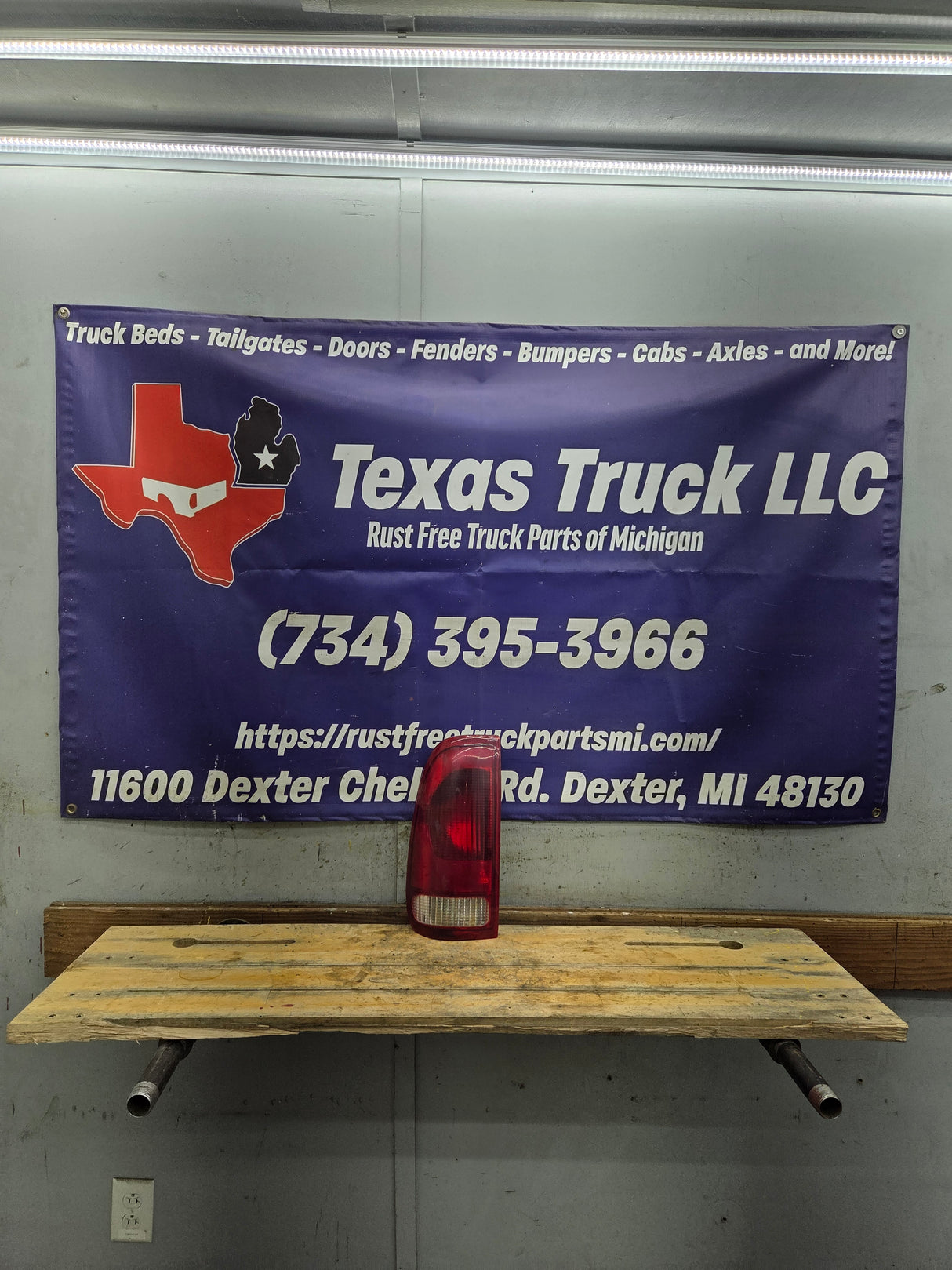 1999-2007 Ford Super Duty Driver Side Tail Light F250 F350 F450 F550