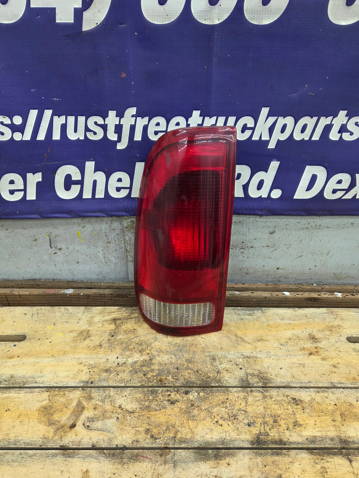 1999-2007 Ford Super Duty Driver Side Tail Light F250 F350 F450 F550