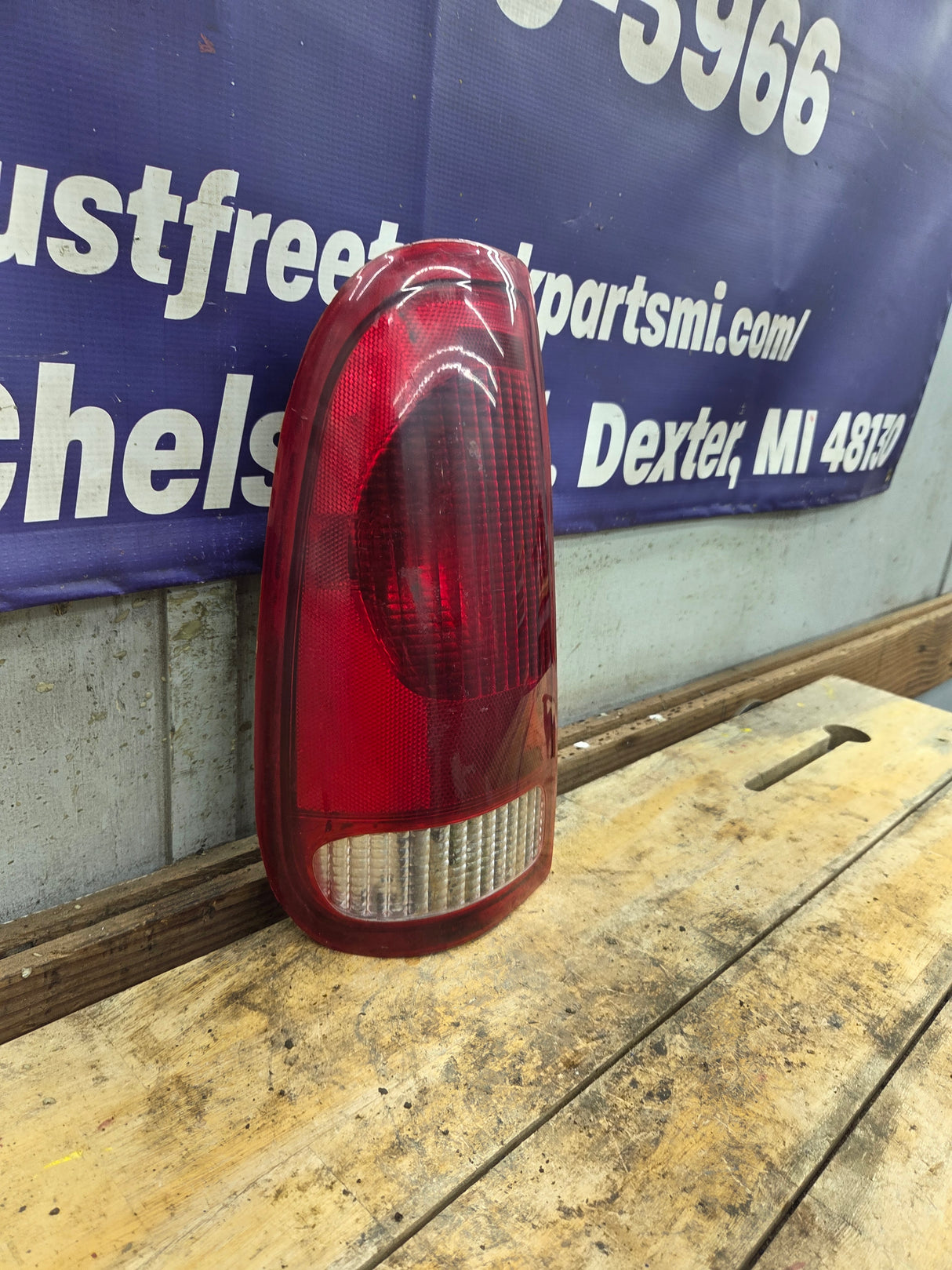 1999-2007 Ford Super Duty Driver Side Tail Light F250 F350 F450 F550