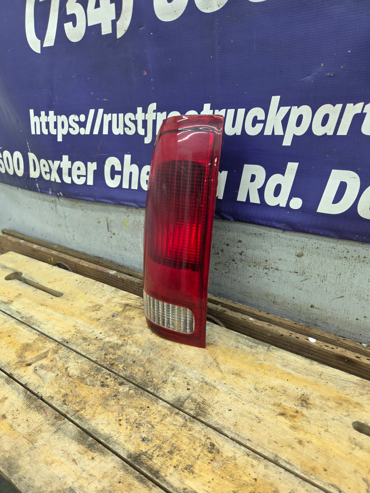 1999-2007 Ford Super Duty Driver Side Tail Light F250 F350 F450 F550