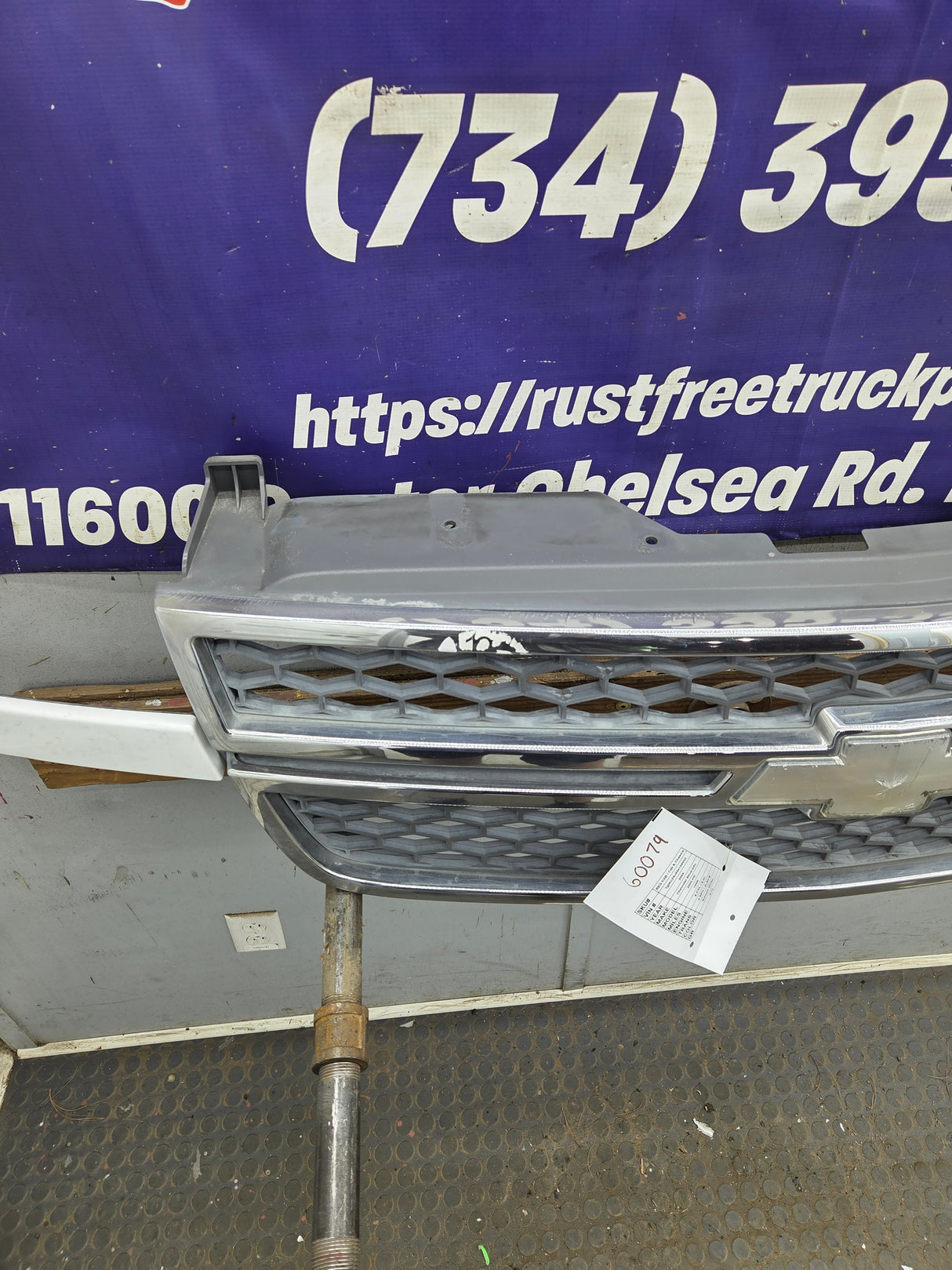 2003-2006 Chevrolet Silverado 1500 2500 3500 HD 'Cateye' Grill OEM - Chrome