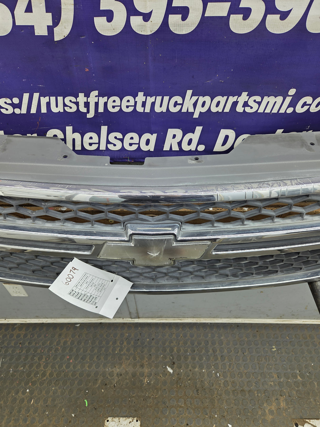 2003-2006 Chevrolet Silverado 1500 2500 3500 HD 'Cateye' Grill OEM - Chrome