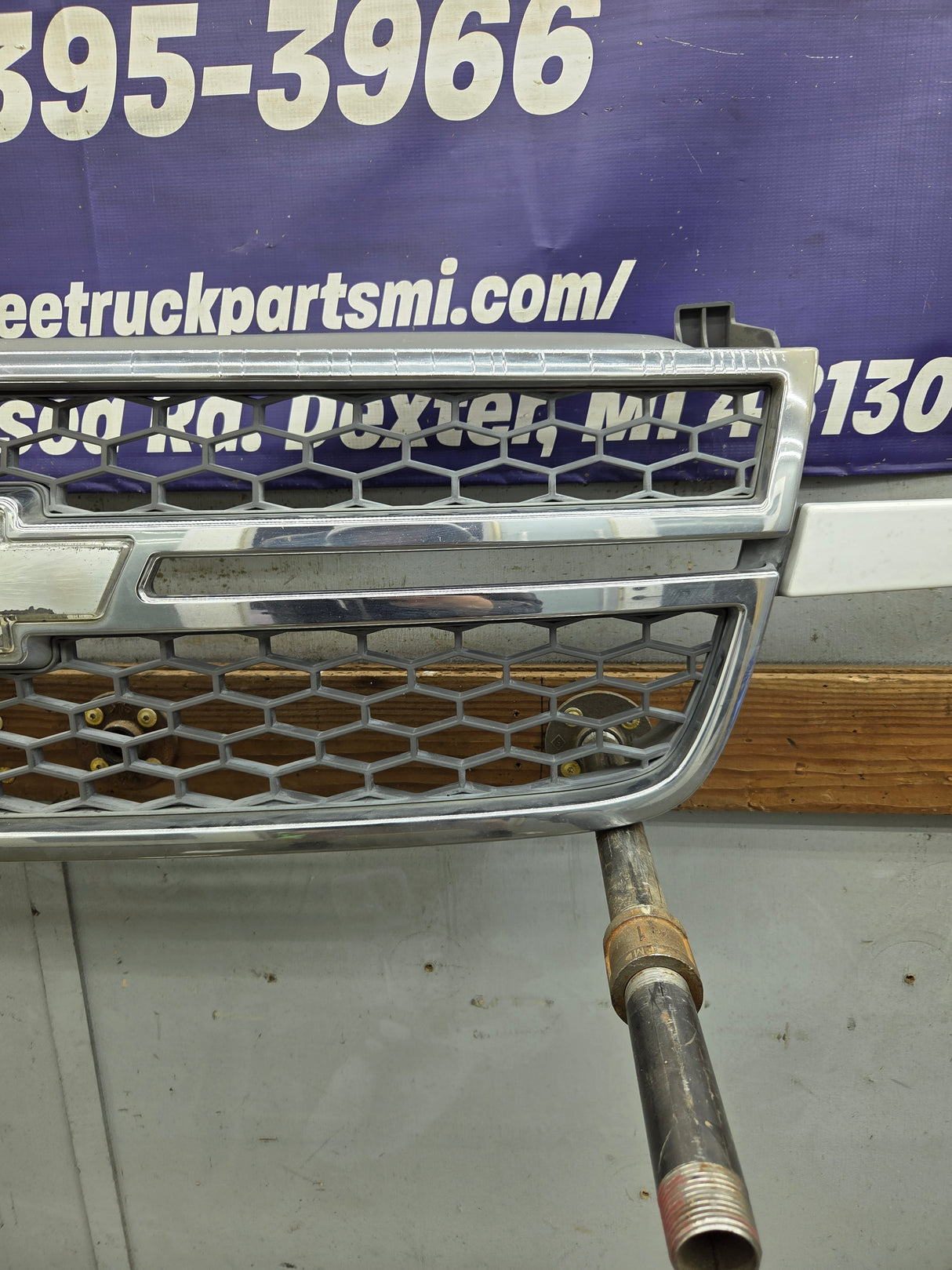 2003-2006 Chevrolet Silverado 1500 2500 3500 HD 'Cateye' Grill OEM - Chrome
