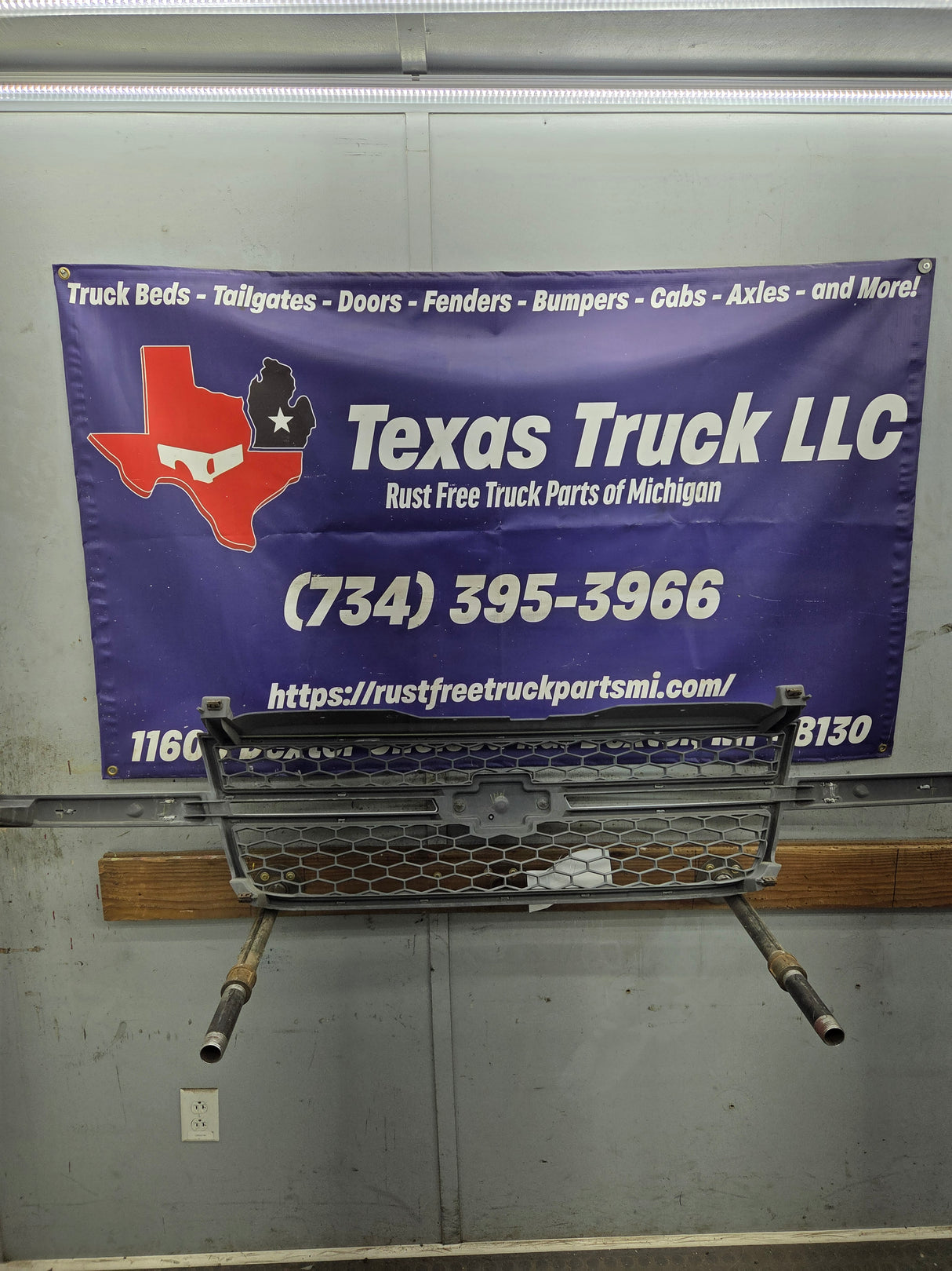 2003-2006 Chevrolet Silverado 1500 2500 3500 HD 'Cateye' Grill OEM - Chrome