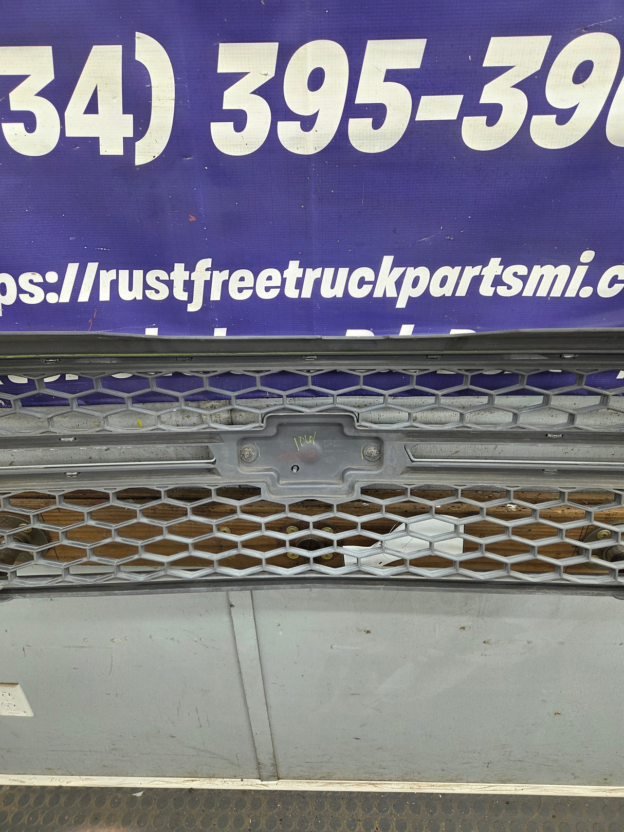 2003-2006 Chevrolet Silverado 1500 2500 3500 HD 'Cateye' Grill OEM - Chrome