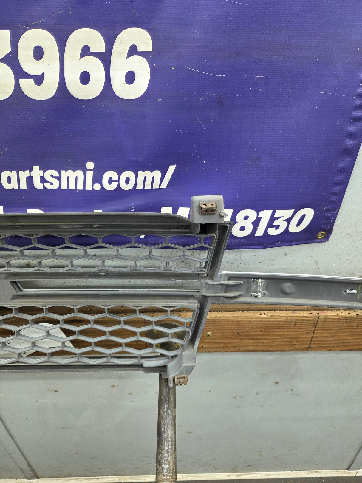 2003-2006 Chevrolet Silverado 1500 2500 3500 HD 'Cateye' Grill OEM - Chrome