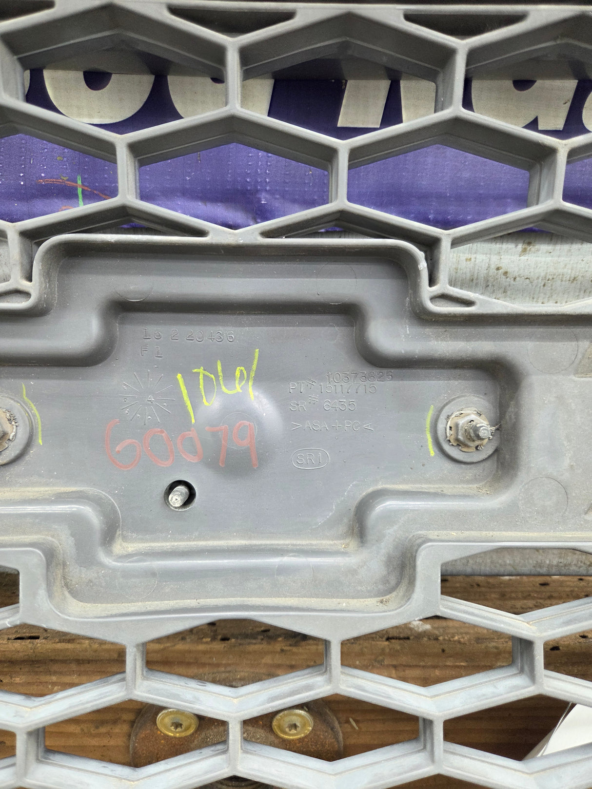 2003-2006 Chevrolet Silverado 1500 2500 3500 HD 'Cateye' Grill OEM - Chrome