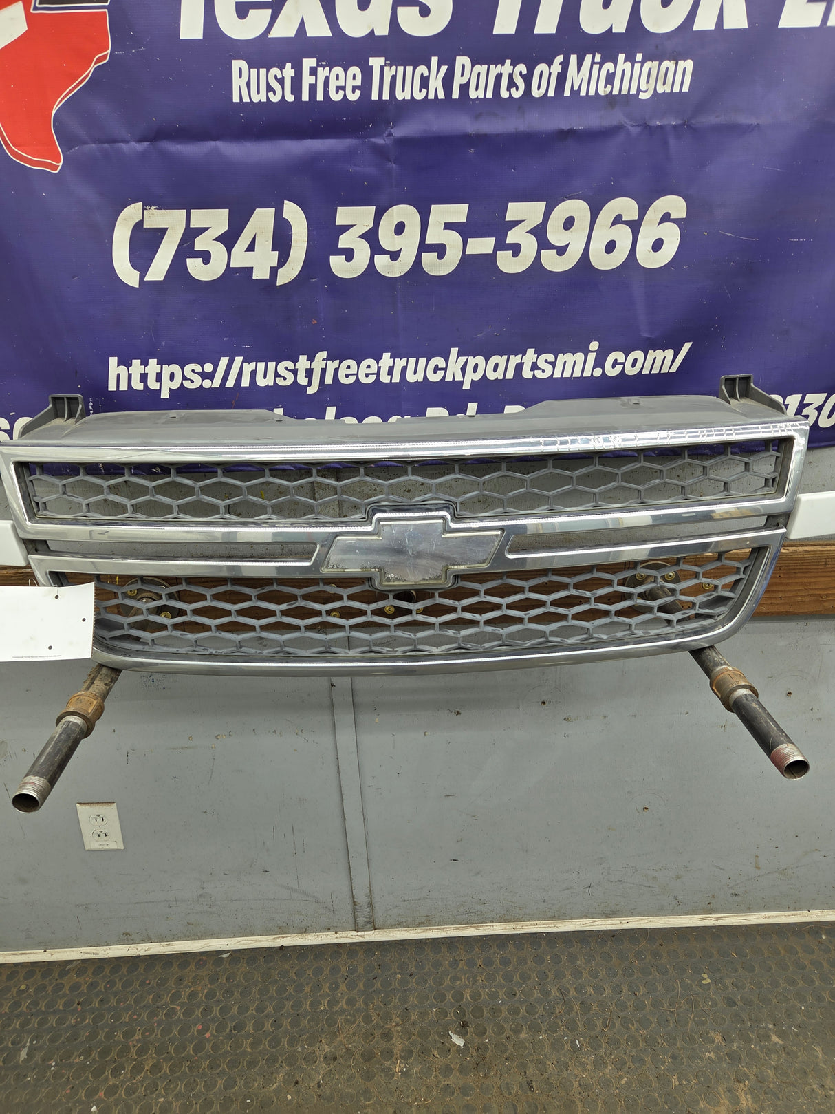 2003-2006 Chevrolet Silverado 1500 2500 3500 HD 'Cateye' Grill OEM - Chrome