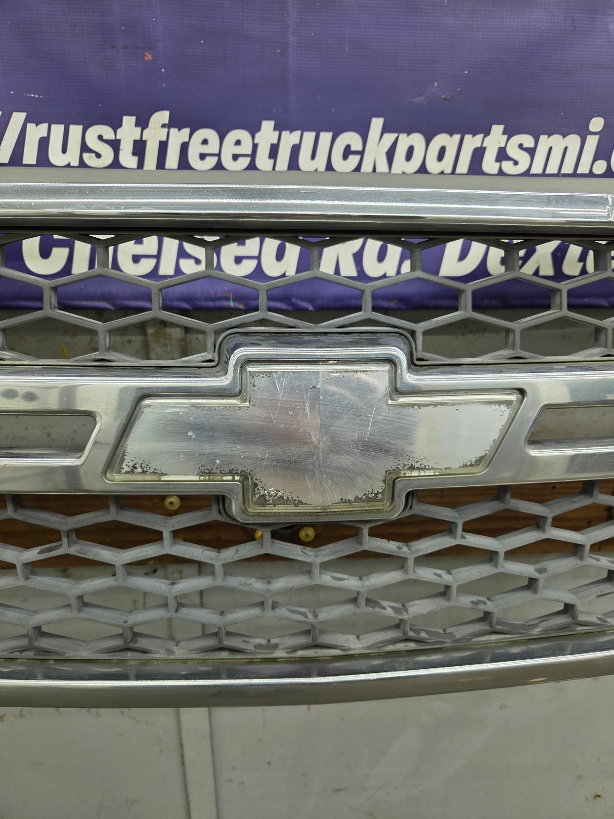 2003-2006 Chevrolet Silverado 1500 2500 3500 HD 'Cateye' Grill OEM - Chrome