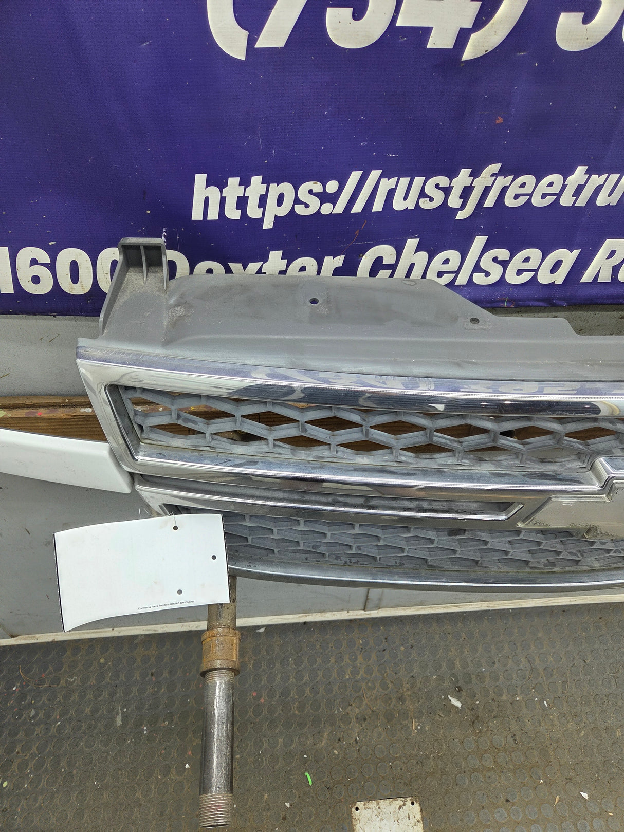 2003-2006 Chevrolet Silverado 1500 2500 3500 HD 'Cateye' Grill OEM - Chrome