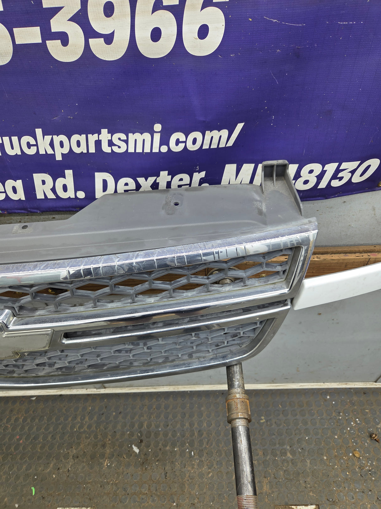 2003-2006 Chevrolet Silverado 1500 2500 3500 HD 'Cateye' Grill OEM - Chrome