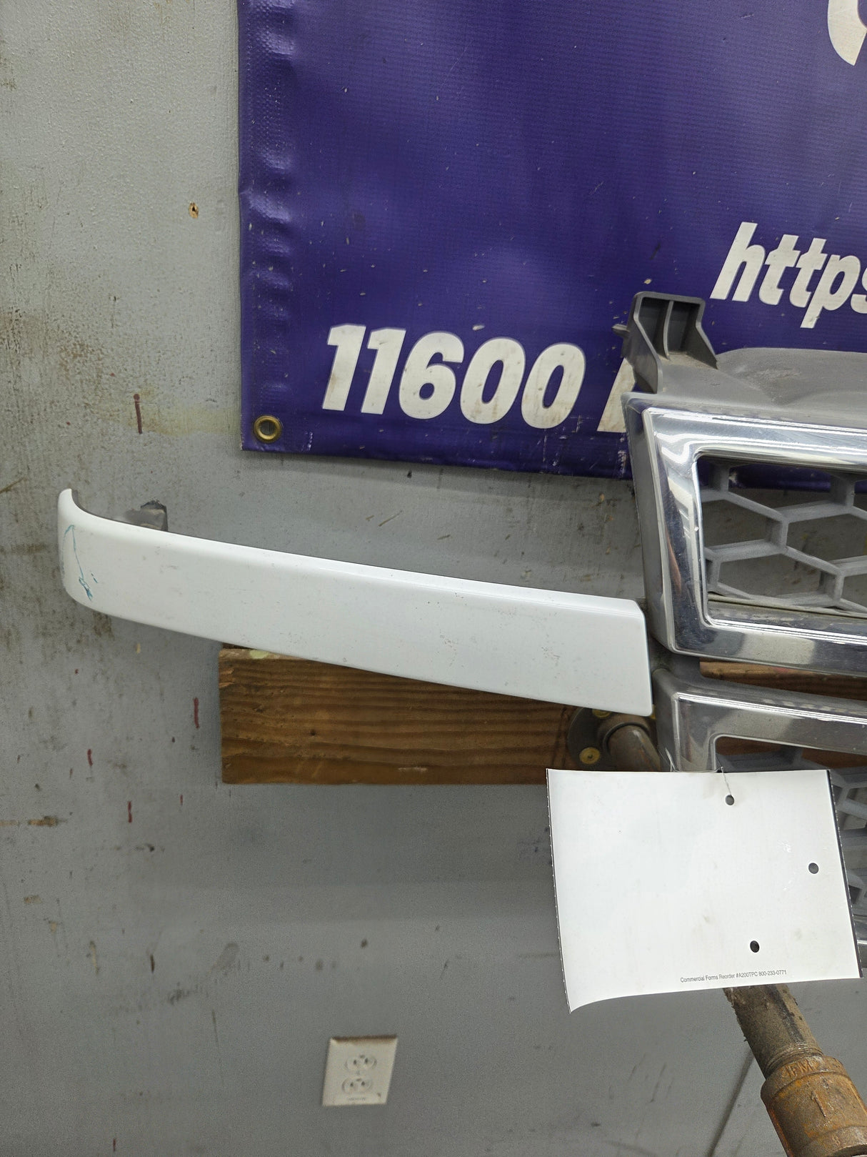 2003-2006 Chevrolet Silverado 1500 2500 3500 HD 'Cateye' Grill OEM - Chrome