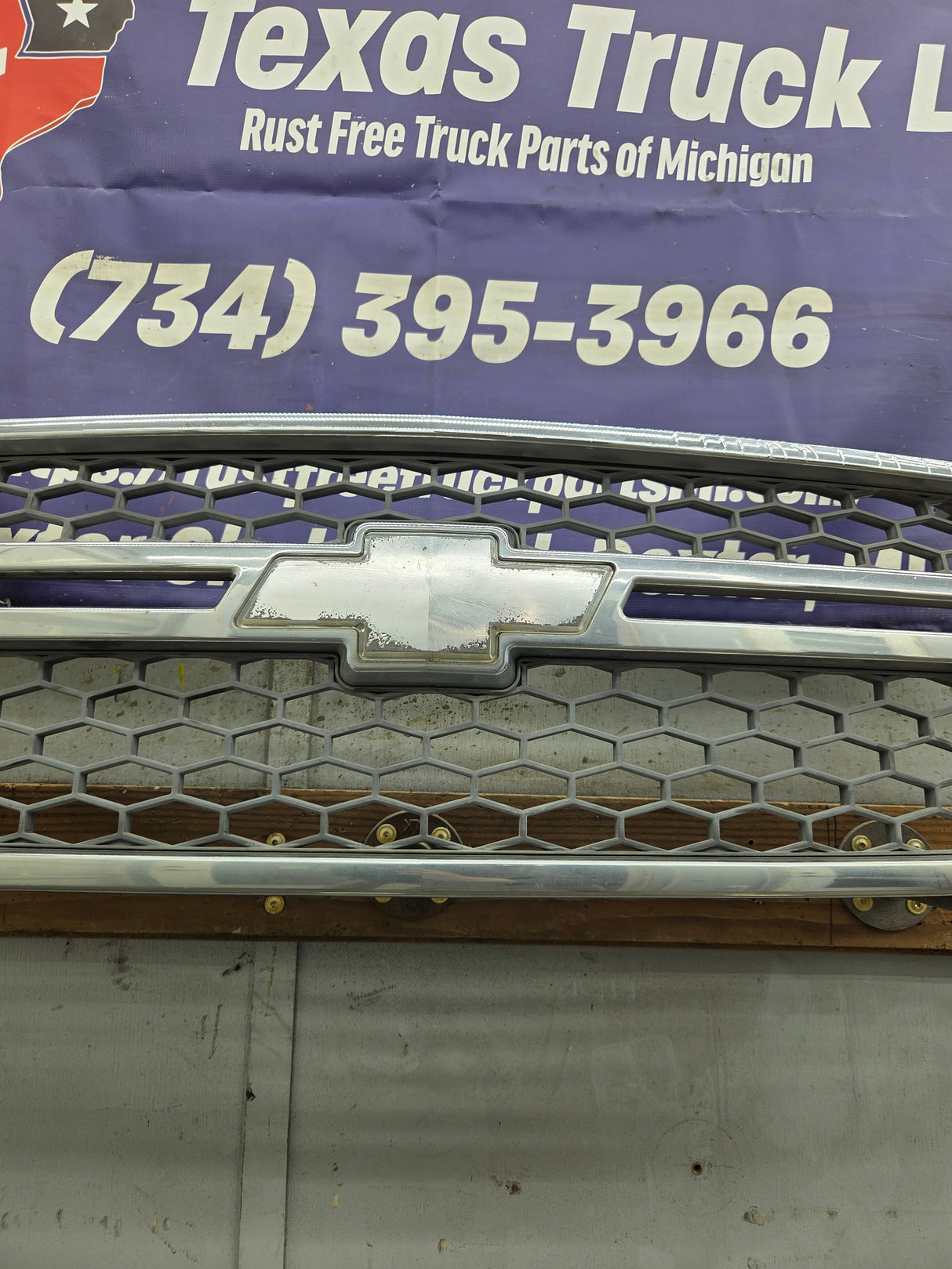 2003-2006 Chevrolet Silverado 1500 2500 3500 HD 'Cateye' Grill OEM - Chrome