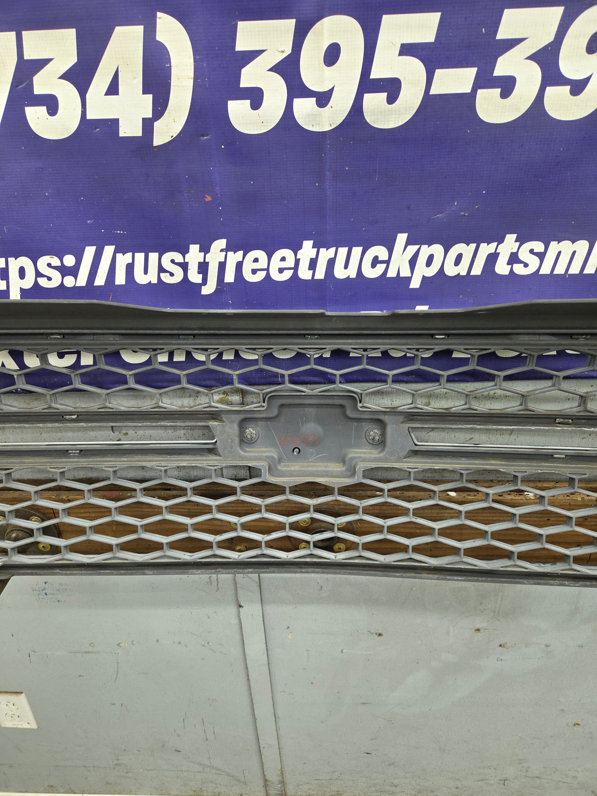 2003-2006 Chevrolet Silverado 1500 2500 3500 HD 'Cateye' Grill OEM - Chrome