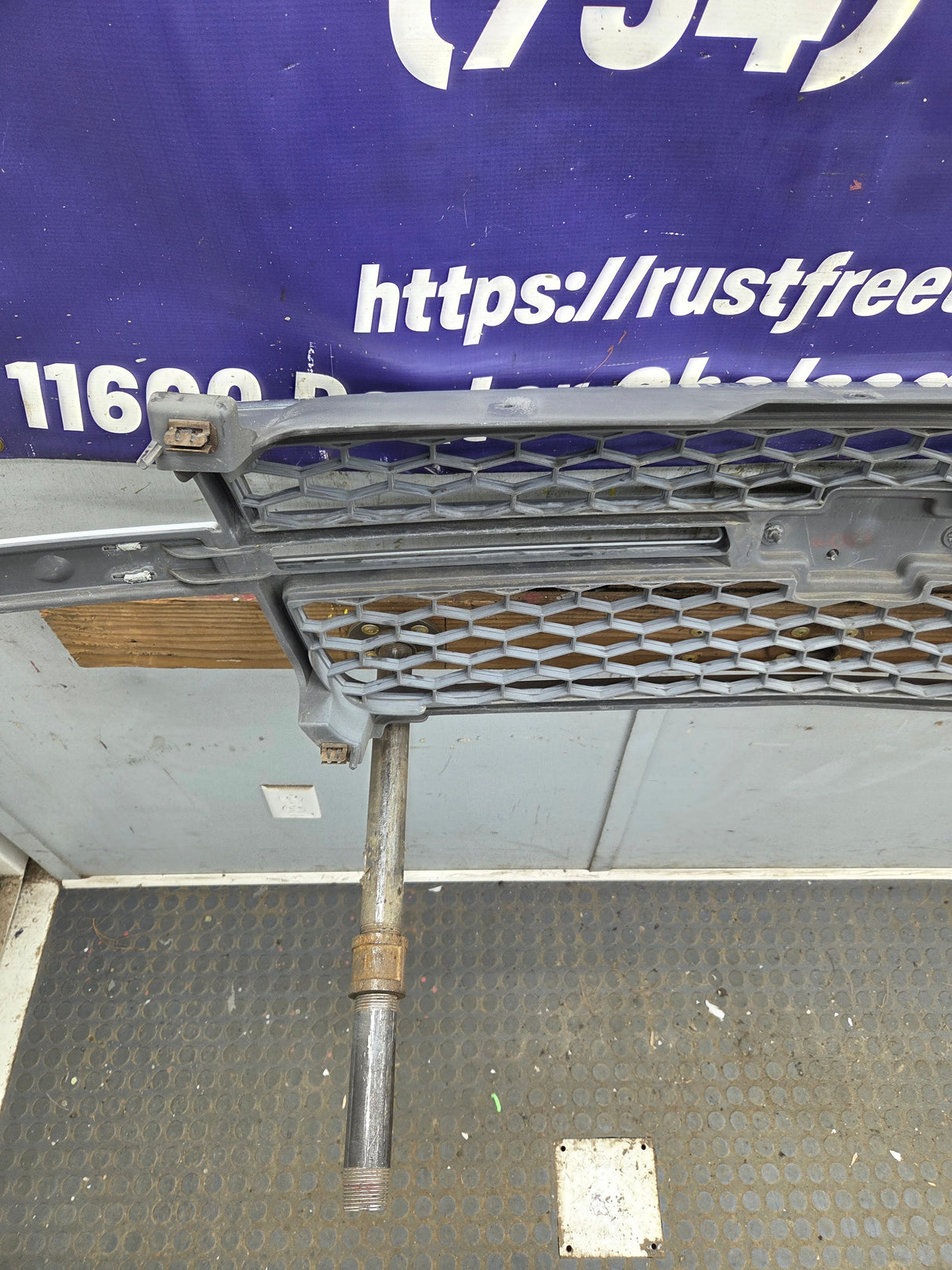 2003-2006 Chevrolet Silverado 1500 2500 3500 HD 'Cateye' Grill OEM - Chrome