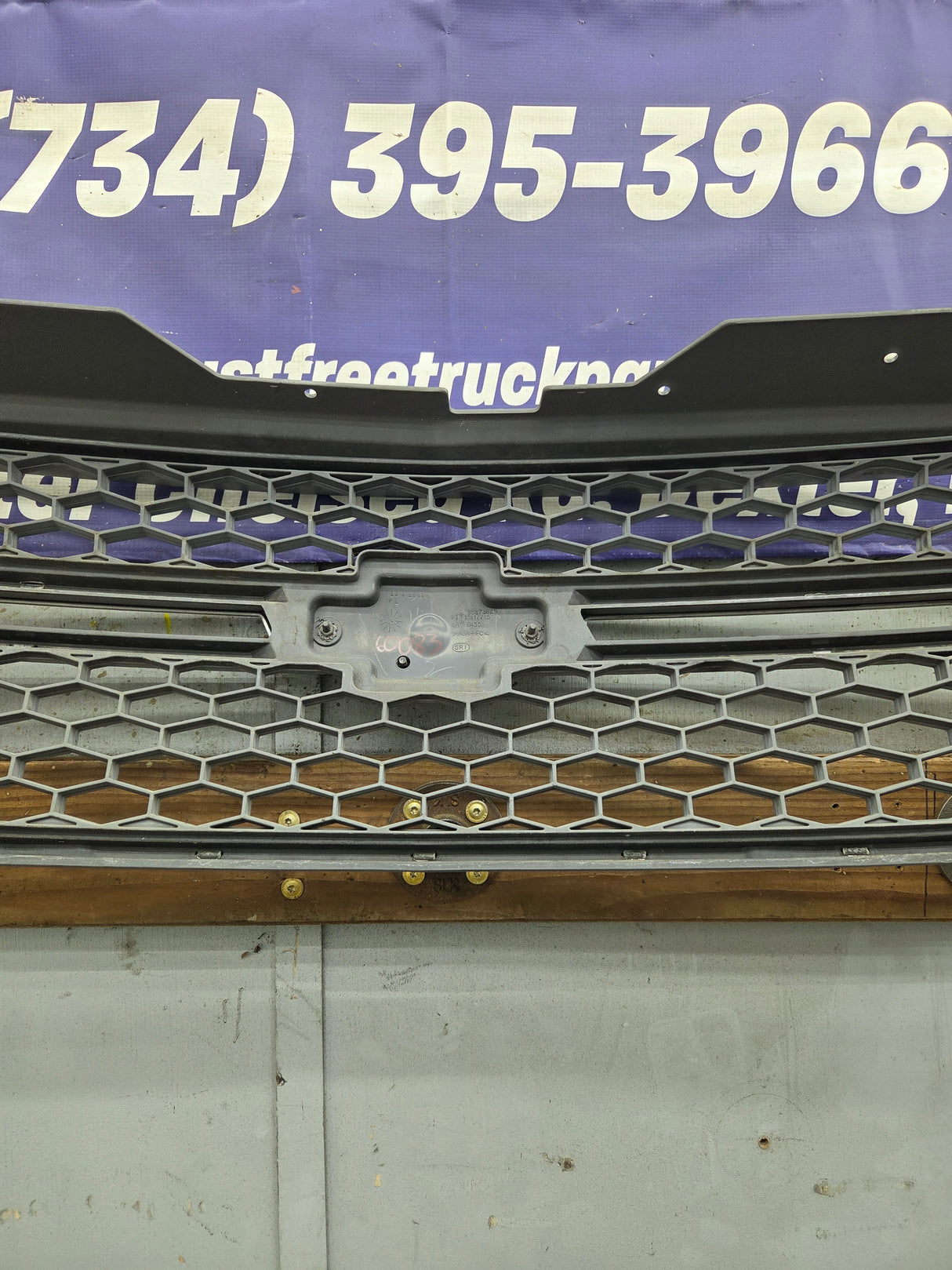 2003-2006 Chevrolet Silverado 1500 2500 3500 HD 'Cateye' Grill OEM - Chrome