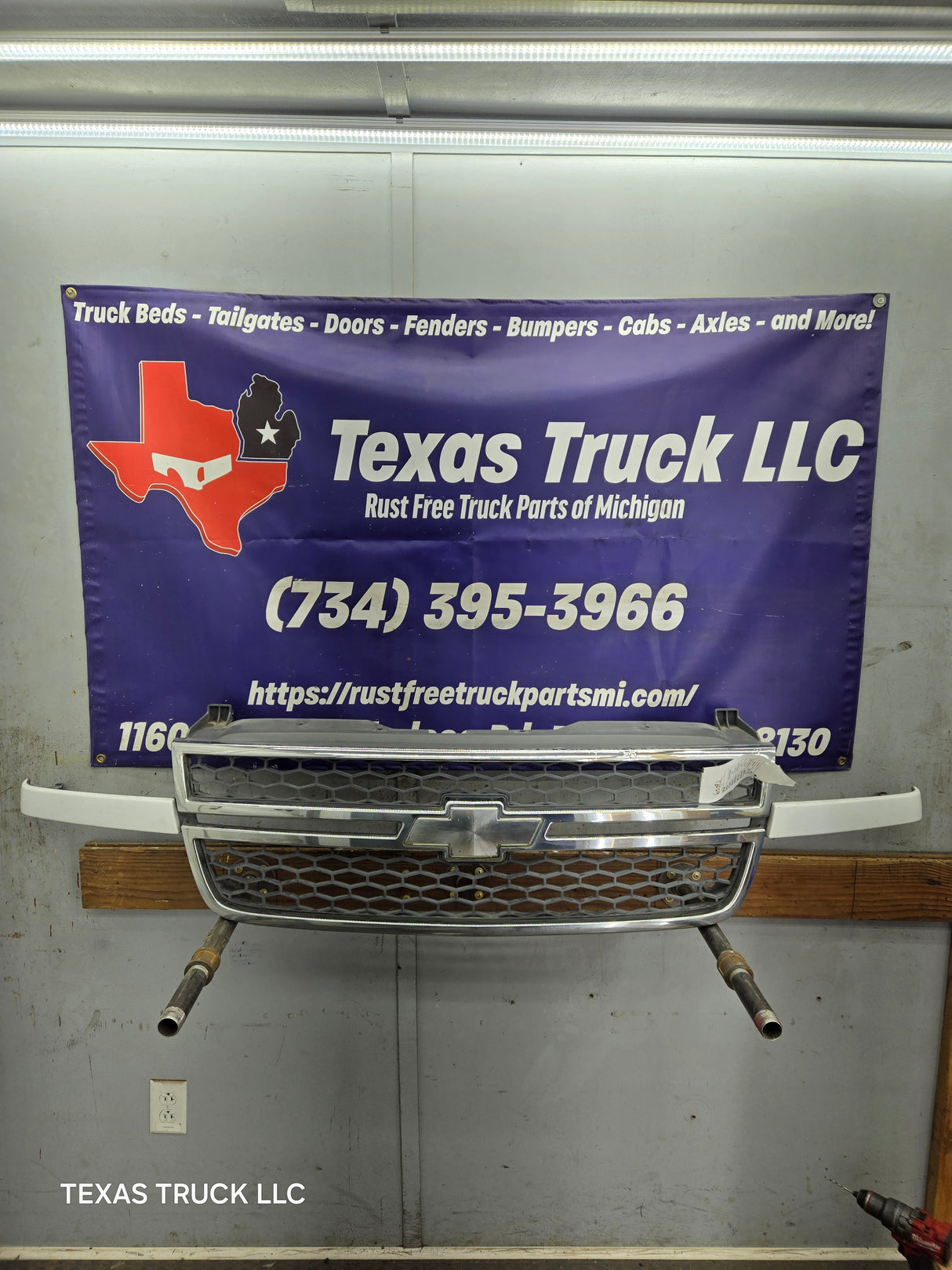 2003-2006 Chevrolet Silverado 1500 2500 3500 HD 'Cateye' Grill OEM - Chrome