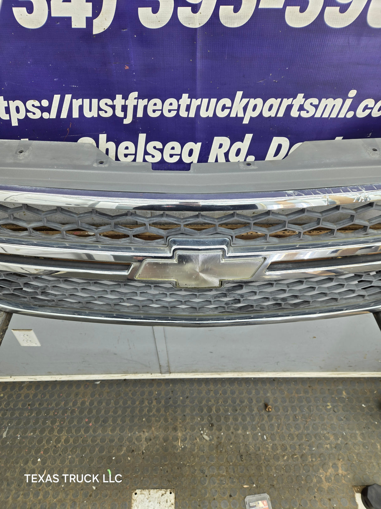 2003-2006 Chevrolet Silverado 1500 2500 3500 HD 'Cateye' Grill OEM - Chrome