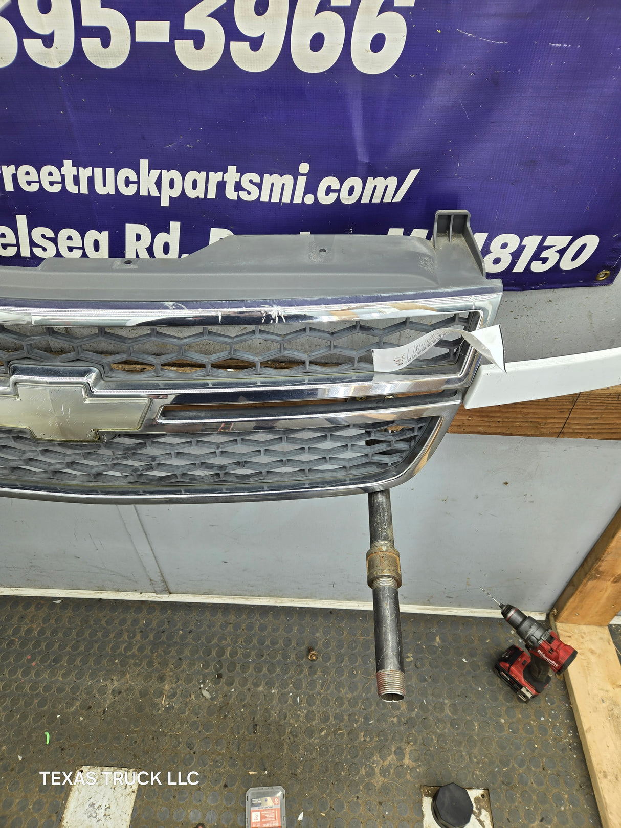 2003-2006 Chevrolet Silverado 1500 2500 3500 HD 'Cateye' Grill OEM - Chrome