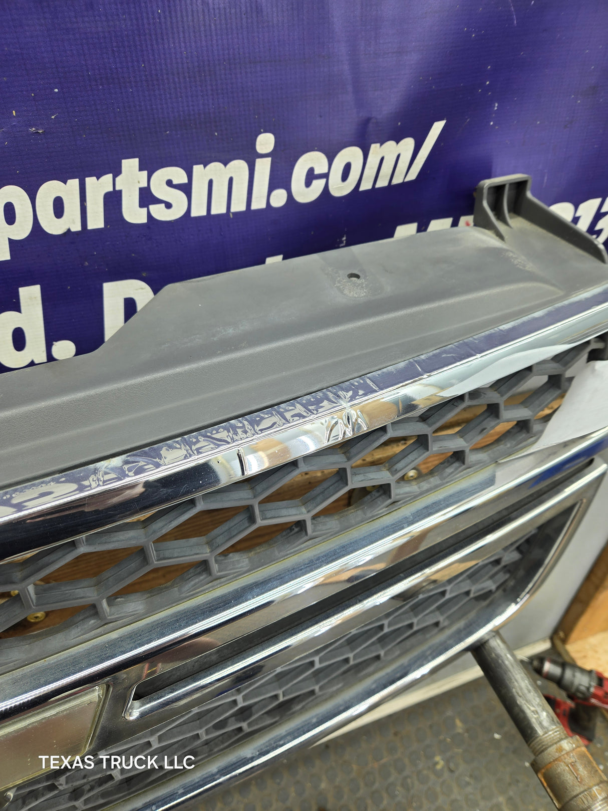 2003-2006 Chevrolet Silverado 1500 2500 3500 HD 'Cateye' Grill OEM - Chrome