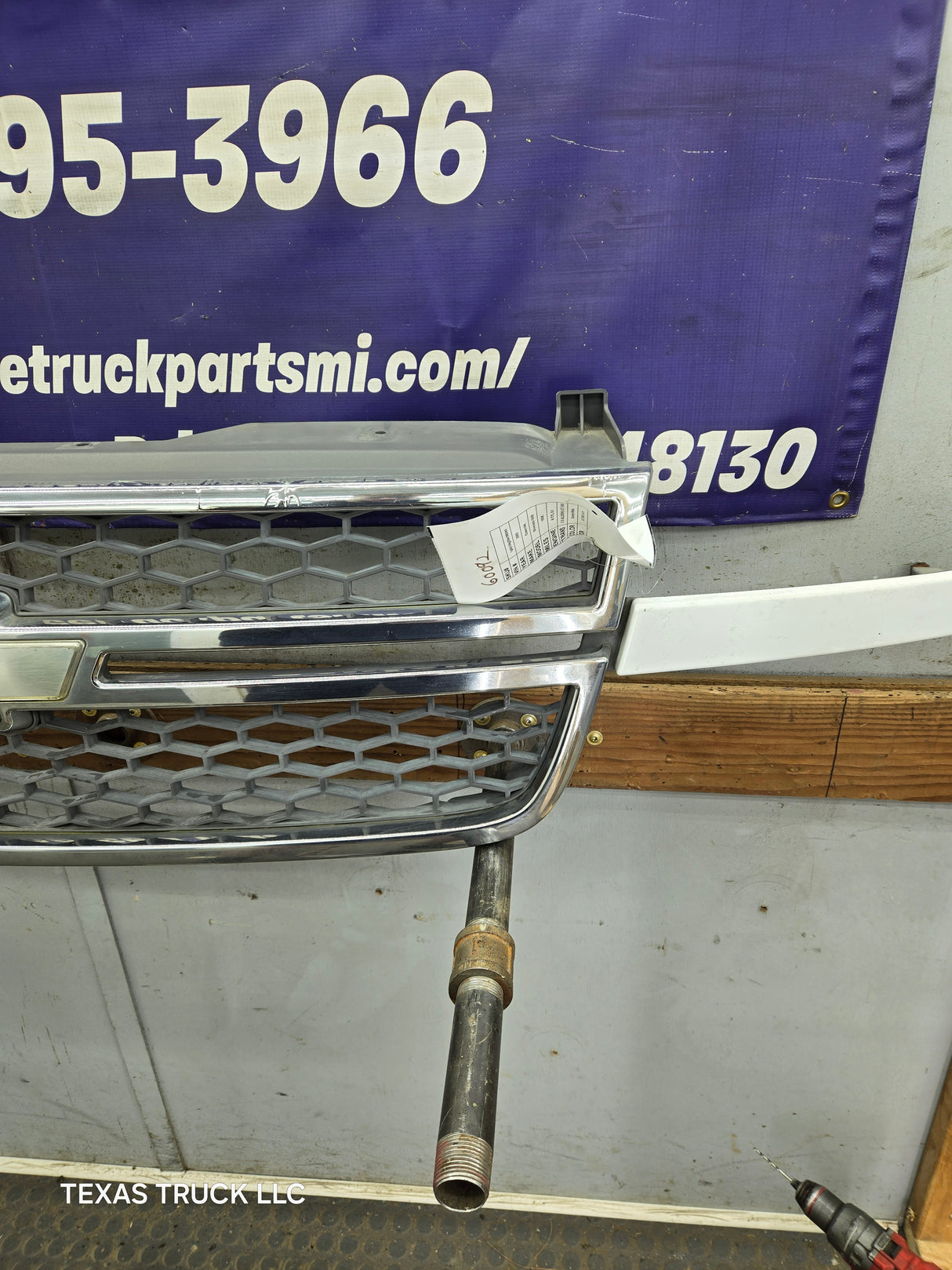 2003-2006 Chevrolet Silverado 1500 2500 3500 HD 'Cateye' Grill OEM - Chrome