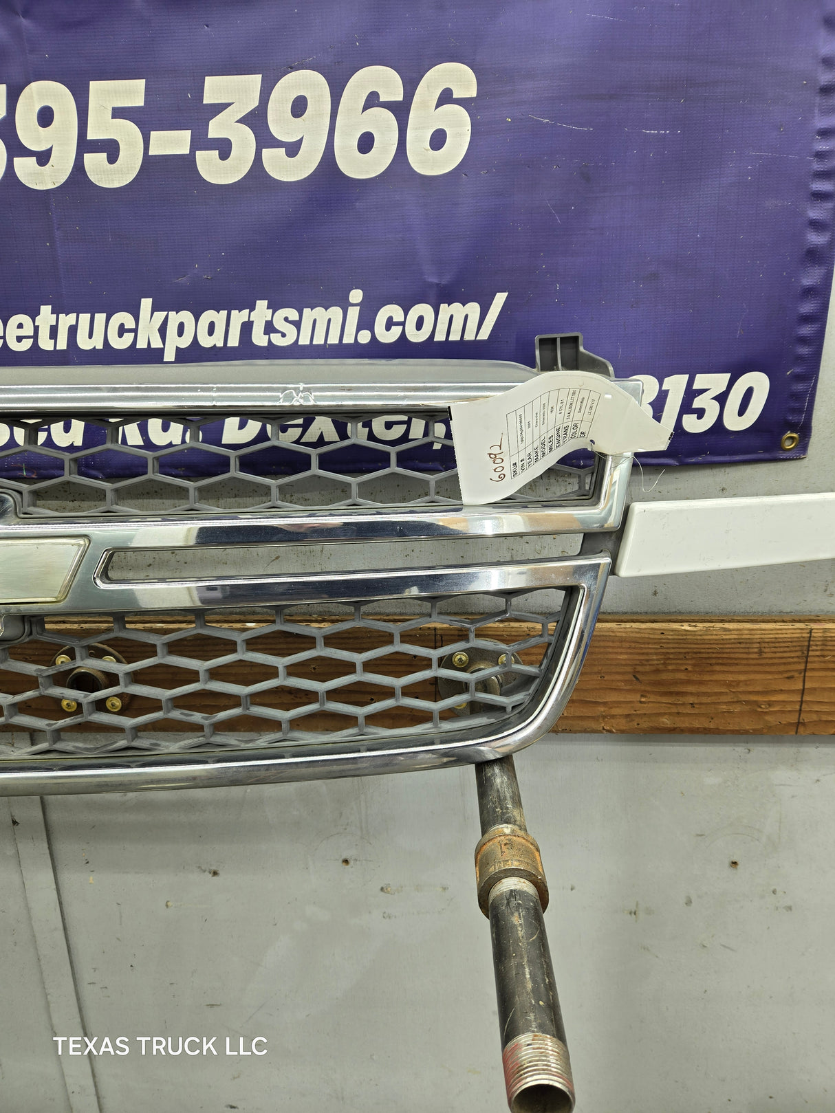 2003-2006 Chevrolet Silverado 1500 2500 3500 HD 'Cateye' Grill OEM - Chrome