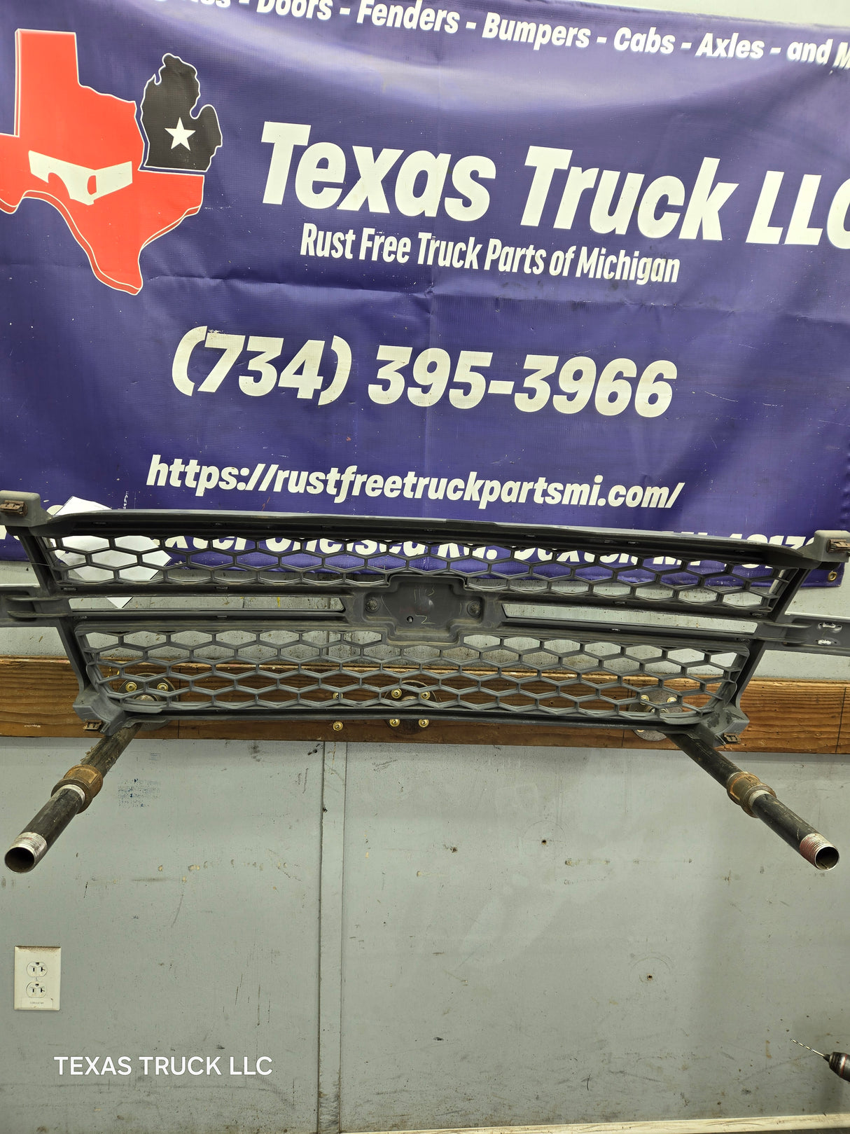 2003-2006 Chevrolet Silverado 1500 2500 3500 HD 'Cateye' Grill OEM - Chrome