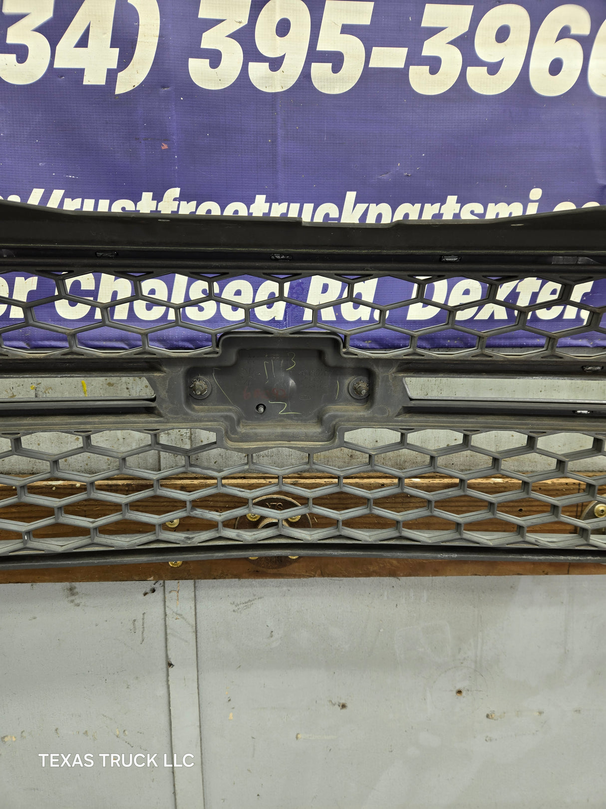 2003-2006 Chevrolet Silverado 1500 2500 3500 HD 'Cateye' Grill OEM - Chrome
